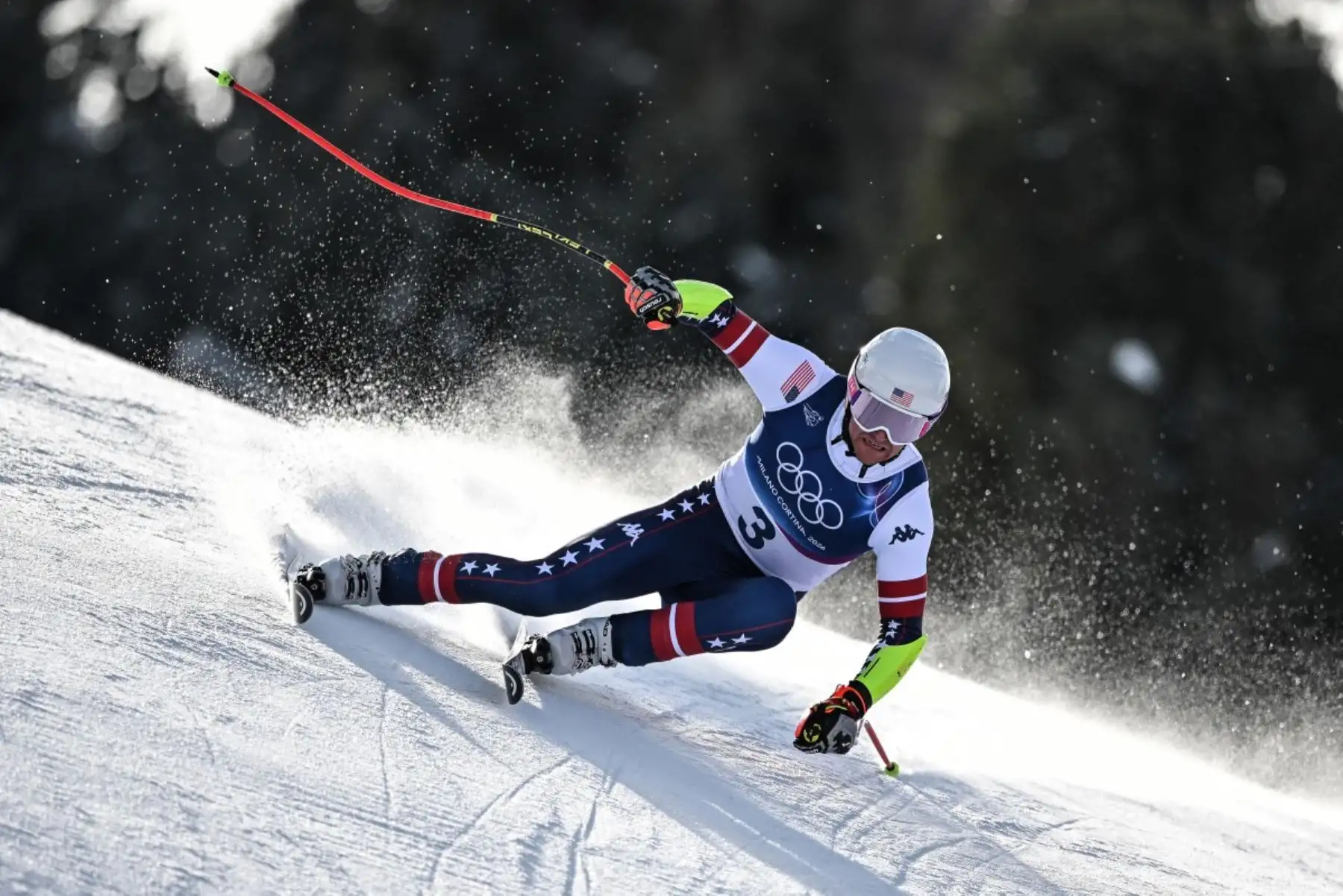 El estadounidense Ryan Cochran-Siegle compite en la prueba masculina de esquí alpino super-G durante los Juegos Olímpicos de Invierno Milano Cortina 2026 en el Centro de Esquí Stelvio en Bormio (Valtellina) el 11 de febrero de 2026. Foto:AFP