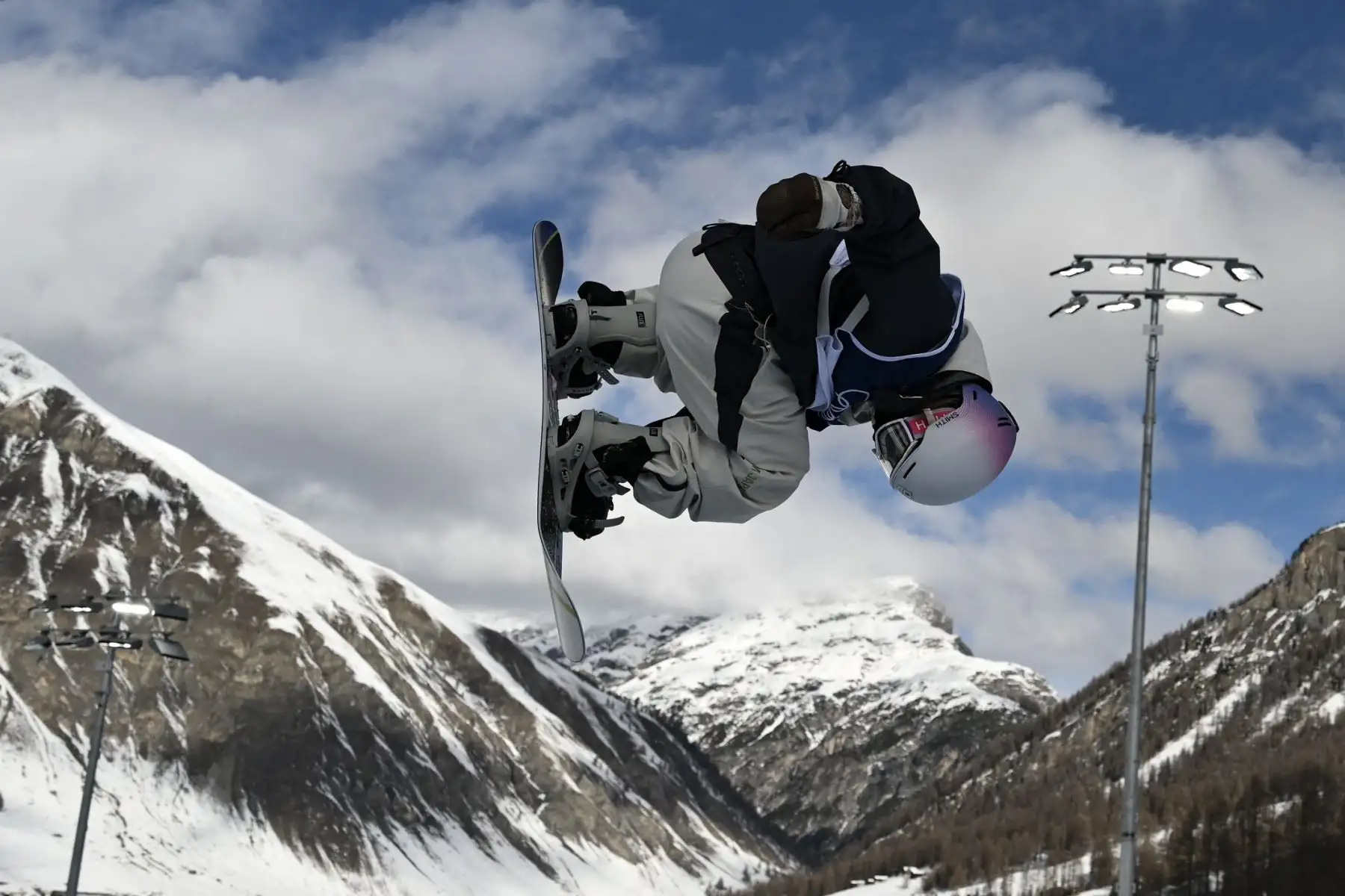 La japonesa Rise Kudo compite en la segunda manga de clasificación de halfpipe femenino de snowboard durante los Juegos Olímpicos de Invierno Milano Cortina 2026 en el Snowpark de Livigno, en Livigno (Valtellina), el 11 de febrero de 2026. Foto:AFP