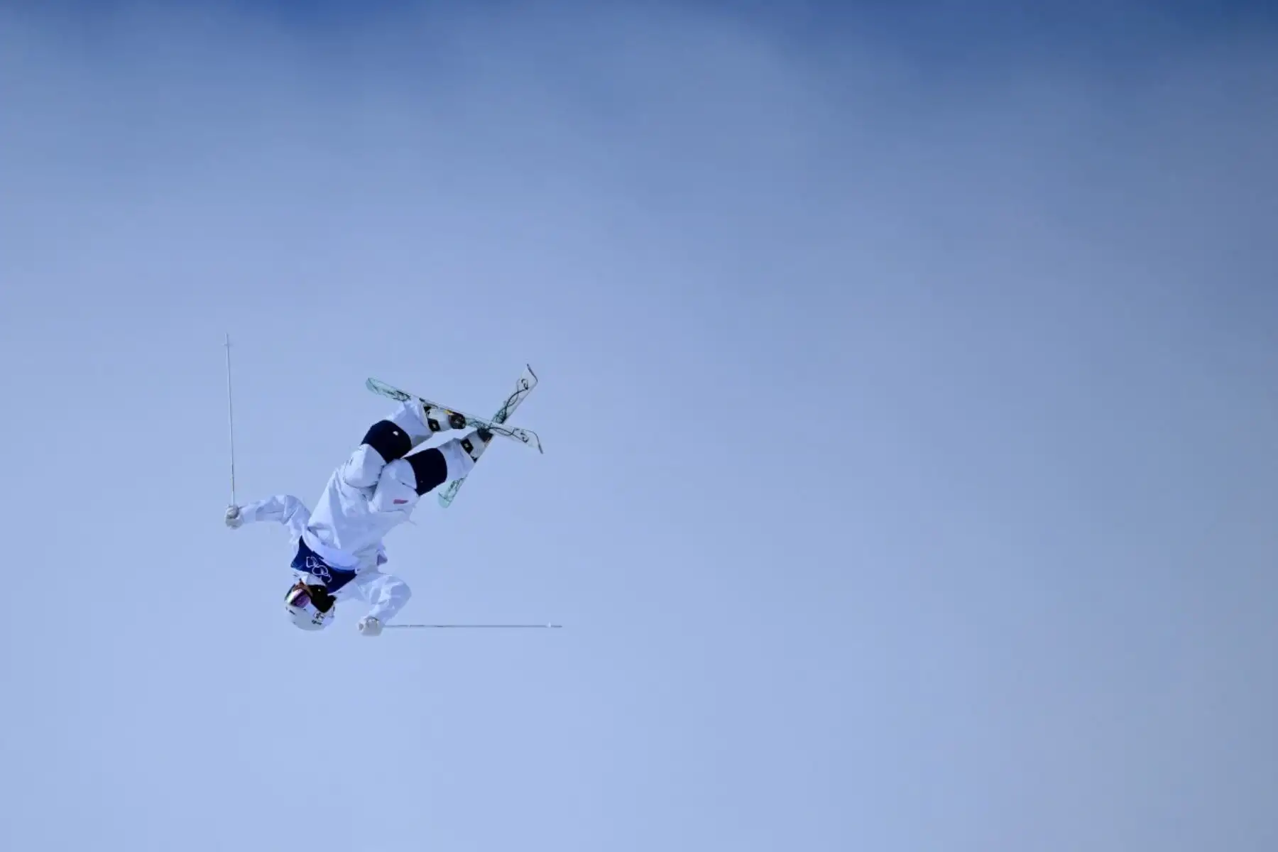 La estadounidense Jaelin Kauf compite en la segunda prueba de esquí acrobático femenino durante los Juegos Olímpicos de Invierno Milano Cortina 2026 en el Livigno Aerials & Moguls Park, en Livigno (Valtellina), el 11 de febrero de 2026. Foto:AFP