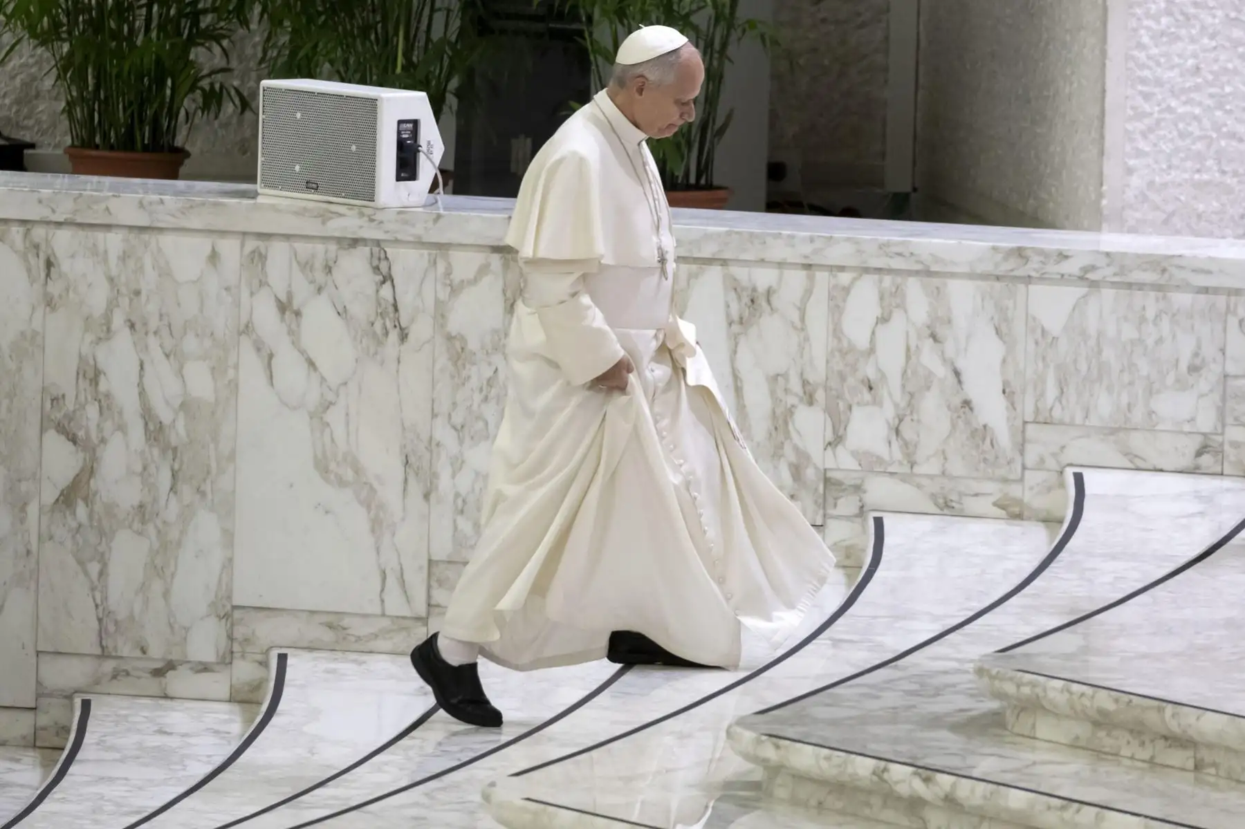 El papa León XIV camina durante su audiencia general semanal en el Aula Pablo VI, en la Ciudad del Vaticano. Foto: AFP