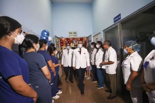 Ministro de Salud recorre el Hospital Dos de Mayo y visita las salas de hospitalización de pediatría y adultos