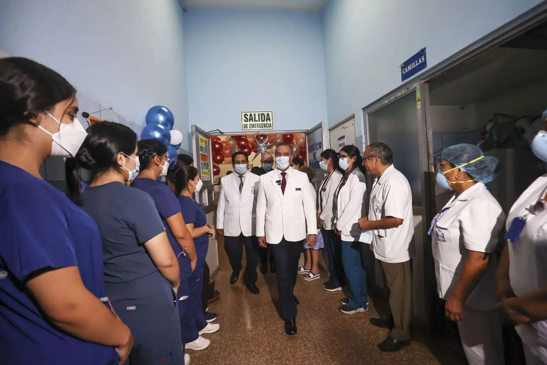 El ministro de Salud, Luis Quiróz Avilés, visitó esta mañana el Hospital Dos de Mayo en el marco de la conmemoración del Día Mundial del Enfermo, jornada en la que se reconoció la labor del equipo multidisciplinario de salud, mujeres y hombres que alivian con empatía, escucha y vocación de servicio.
Foto: ANDINA / Juan Carlos Guzmán Negrini