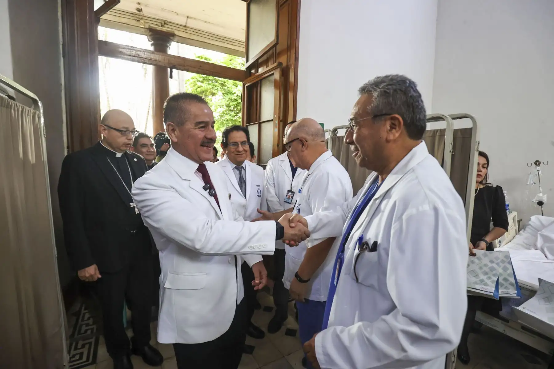 El ministro de Salud, Luis Quiróz Avilés, visitó esta mañana el Hospital Dos de Mayo en el marco de la conmemoración del Día Mundial del Enfermo, jornada en la que se reconoció la labor del equipo multidisciplinario de salud, mujeres y hombres que alivian con empatía, escucha y vocación de servicio.
Foto: ANDINA / Juan Carlos Guzmán Negrini