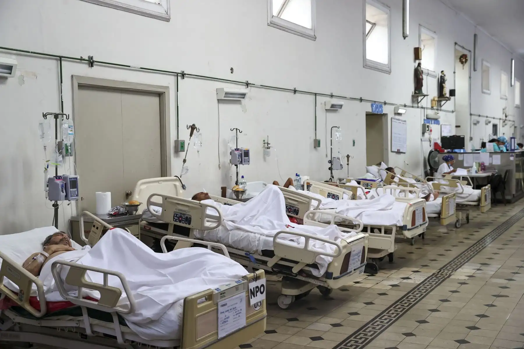 Pacientes del Hospital Dos de Mayo son monitoreados de manera constante por el personal médico de la institución, en el marco de la conmemoración del Día Mundial del Enfermo.
Foto: ANDINA / Juan Carlos Guzmán Negrini