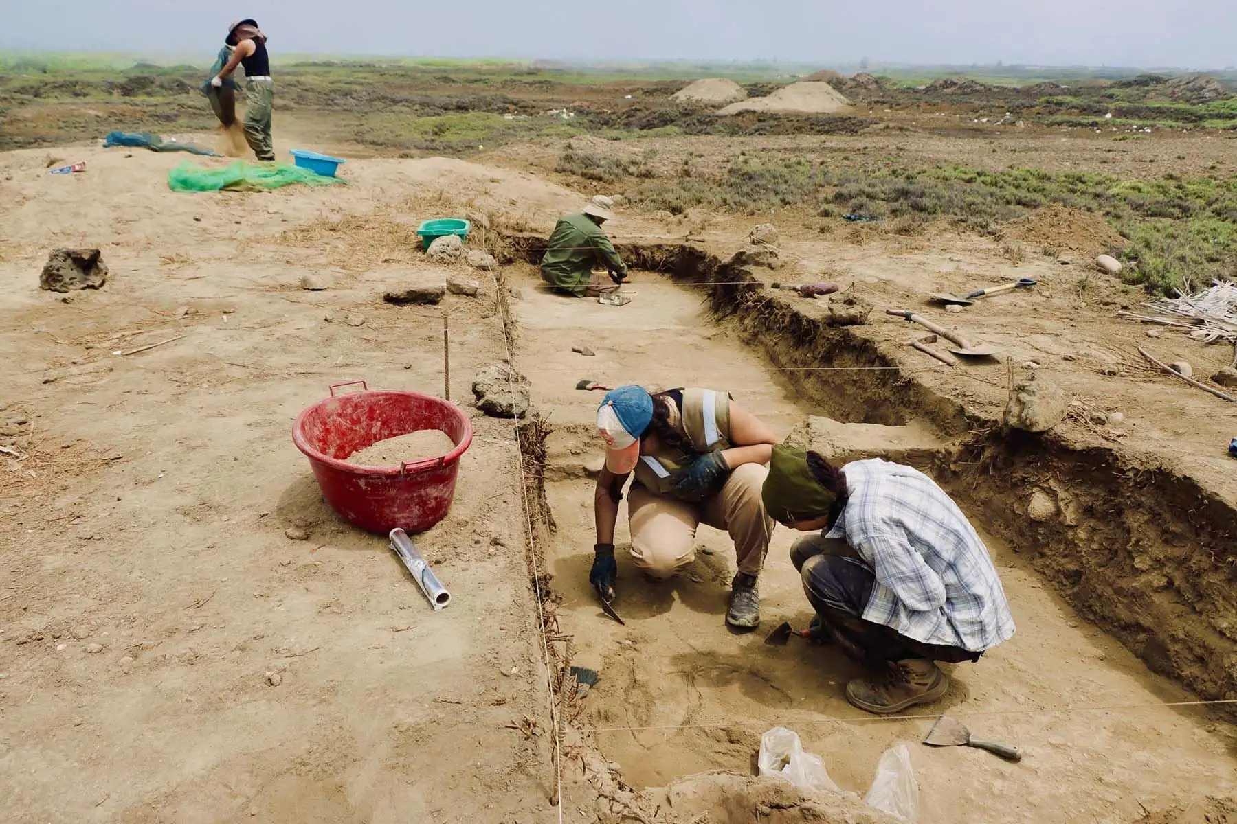 Arqueólogos peruanos realizan investigaciones en la costa de La Libertad para comprender cómo las poblaciones prehispánicas afrontaron la llegada del orden colonial. Foto: Cortesía / Randy Reyes