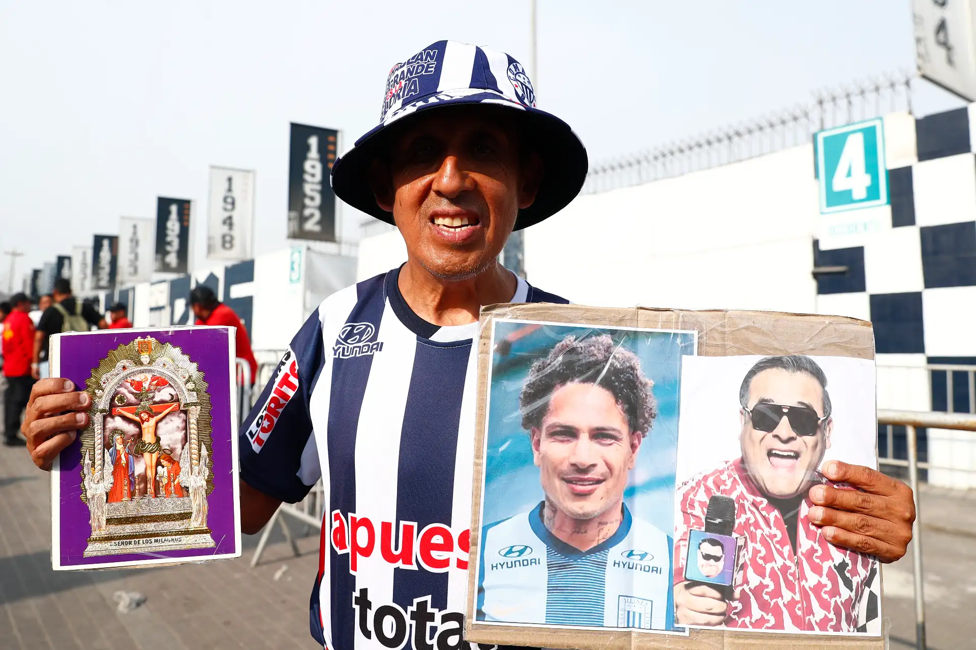 Decenas de hinchas de Alianza Lima acuden al estadio Alejandro Villanueva de La Victoria el miércoles 11 de febrero de 2026 para alentar a su equipo ante su partido de vuelta contra el 2 de Mayo de Paraguay por la primera fase de clasificación a la Copa Libertadores 2026. Foto: ANDINA/Daniel Bracamonte