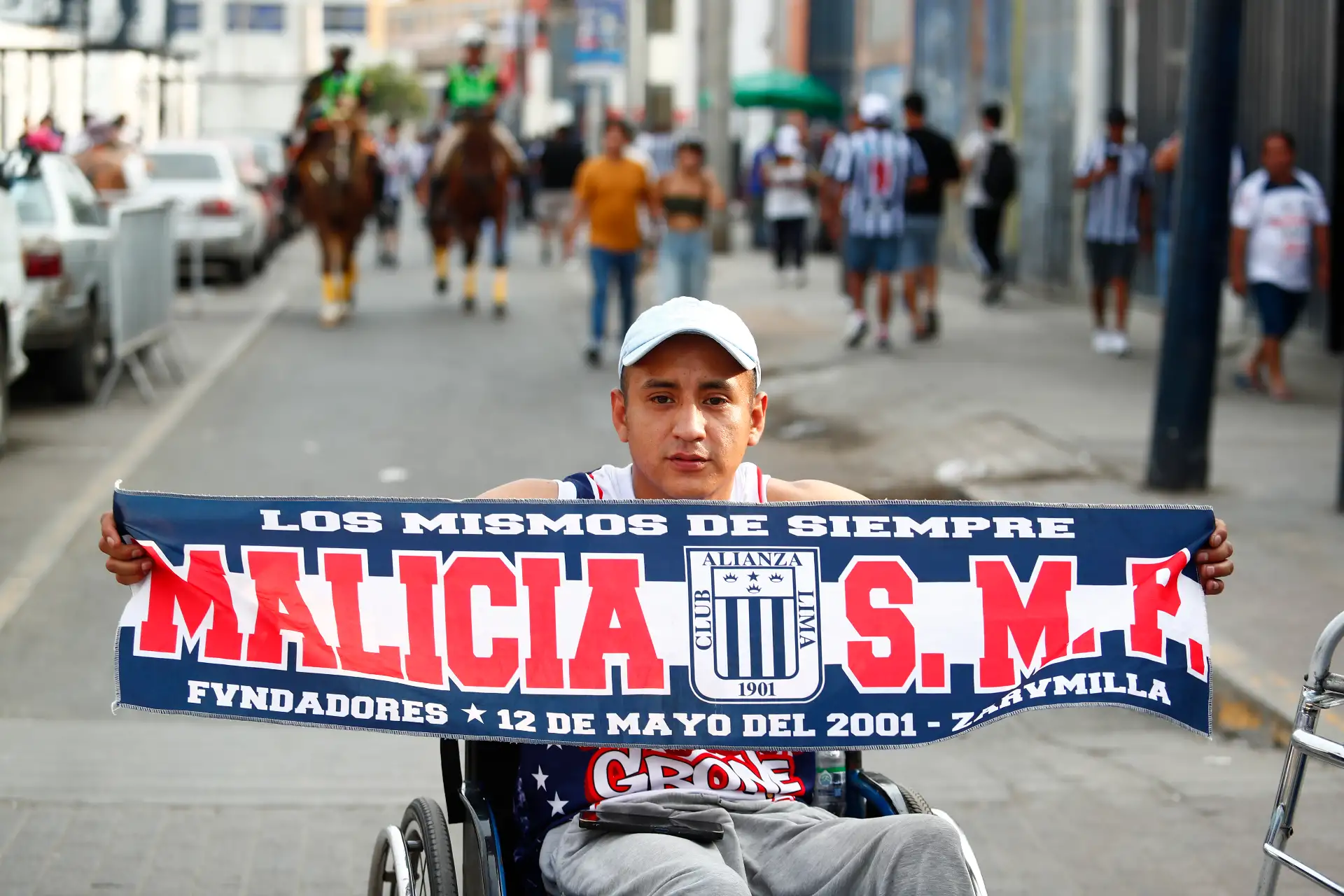 Decenas de hinchas de Alianza Lima acuden al estadio Alejandro Villanueva de La Victoria el miércoles 11 de febrero de 2026 para alentar a su equipo ante su partido de vuelta contra el 2 de Mayo de Paraguay por la primera fase de clasificación a la Copa Libertadores 2026. Foto: ANDINA/Daniel Bracamonte
