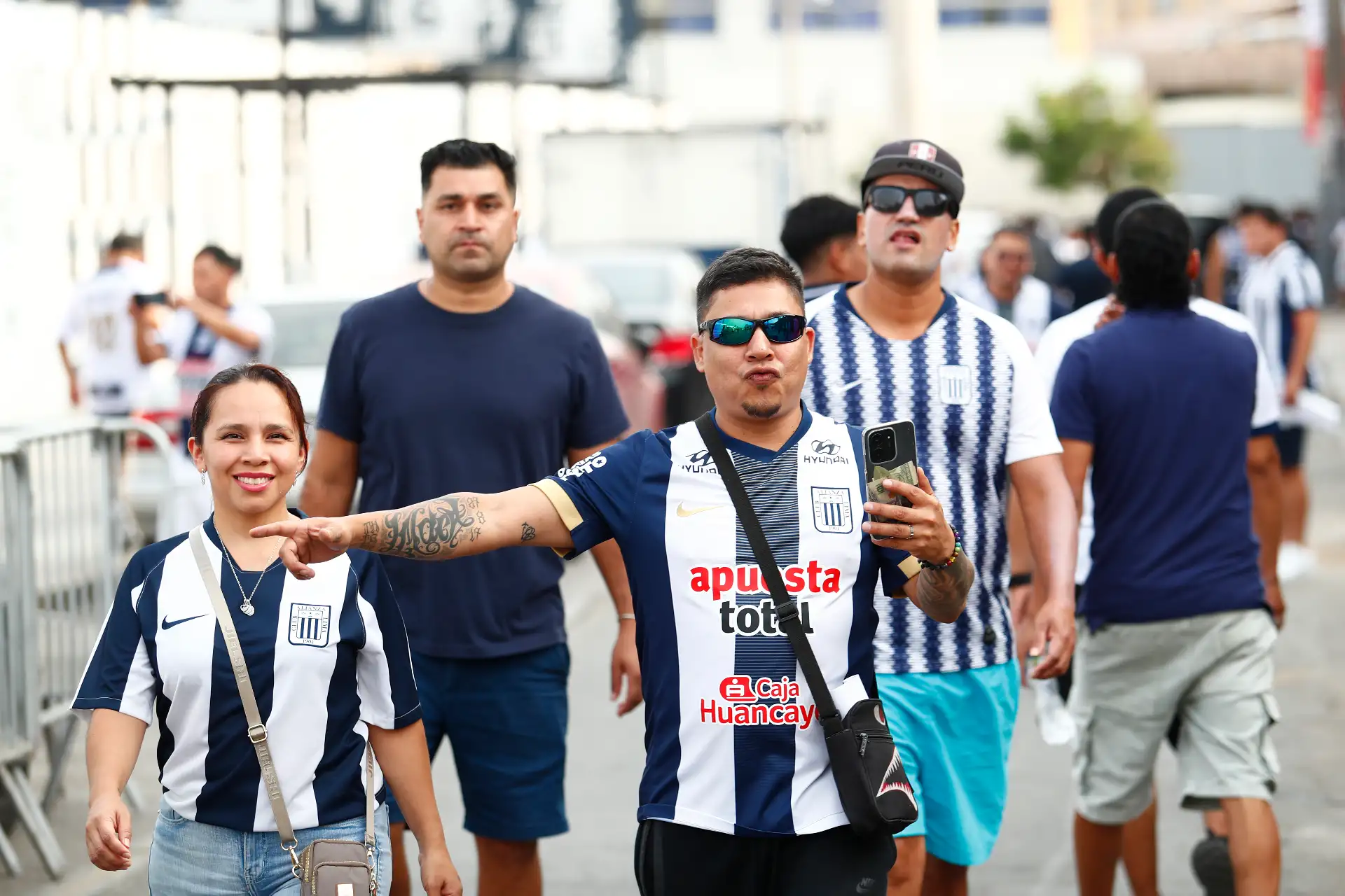 Decenas de hinchas de Alianza Lima acuden al estadio Alejandro Villanueva de La Victoria el miércoles 11 de febrero de 2026 para alentar a su equipo ante su partido de vuelta contra el 2 de Mayo de Paraguay por la primera fase de clasificación a la Copa Libertadores 2026. Foto: ANDINA/Daniel Bracamonte