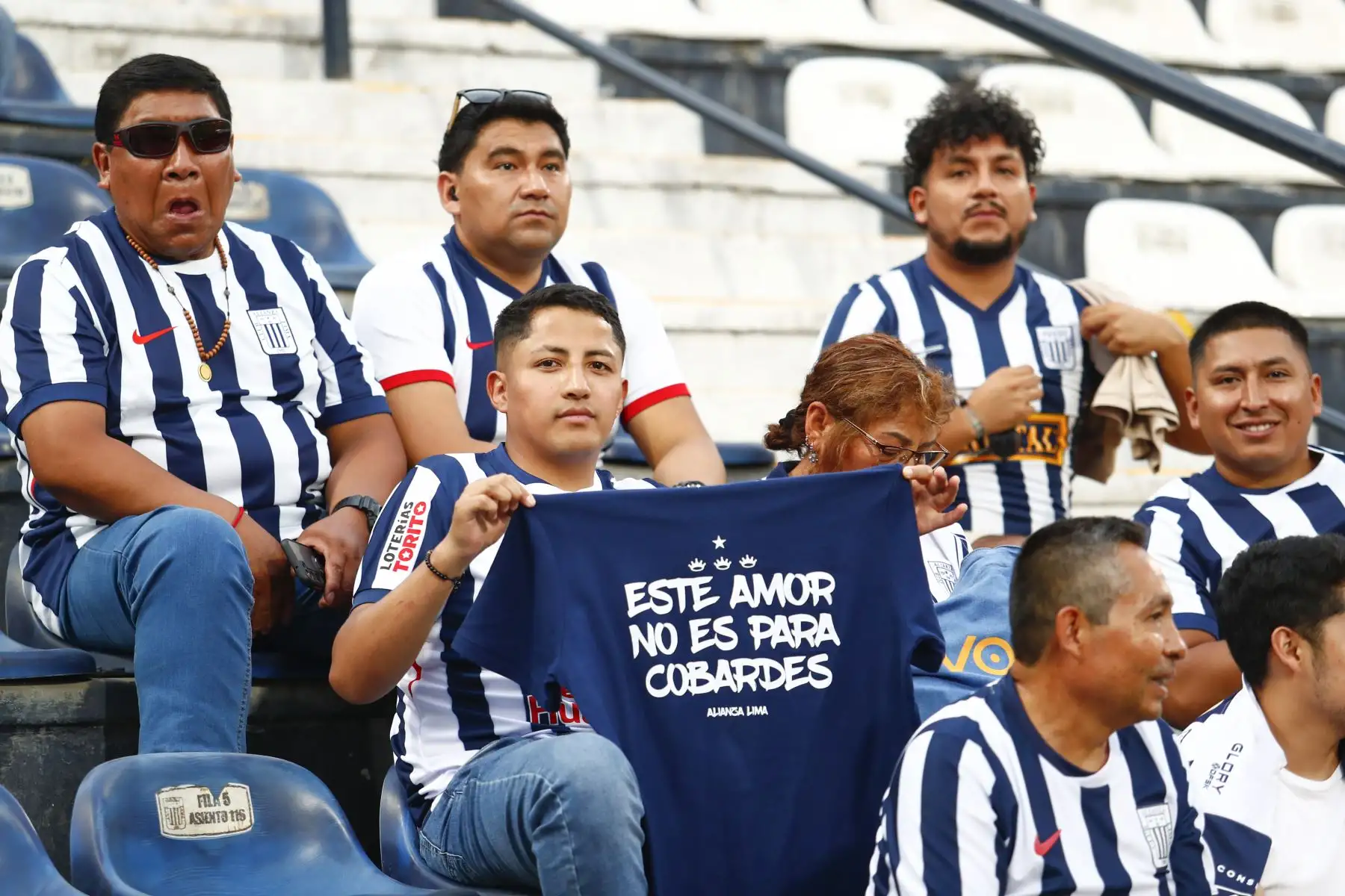 Decenas de hinchas de Alianza Lima acuden al estadio Alejandro Villanueva de La Victoria el miércoles 11 de febrero de 2026 para alentar a su equipo ante su partido de vuelta contra el 2 de Mayo de Paraguay por la primera fase de clasificación a la Copa Libertadores 2026. Foto: ANDINA/Daniel Bracamonte