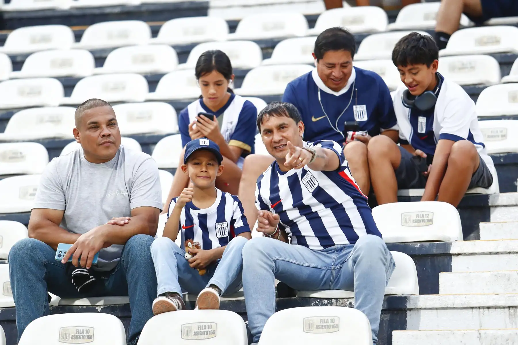 Decenas de hinchas de Alianza Lima acuden al estadio Alejandro Villanueva de La Victoria el miércoles 11 de febrero de 2026 para alentar a su equipo ante su partido de vuelta contra el 2 de Mayo de Paraguay por la primera fase de clasificación a la Copa Libertadores 2026. Foto: ANDINA/Daniel Bracamonte