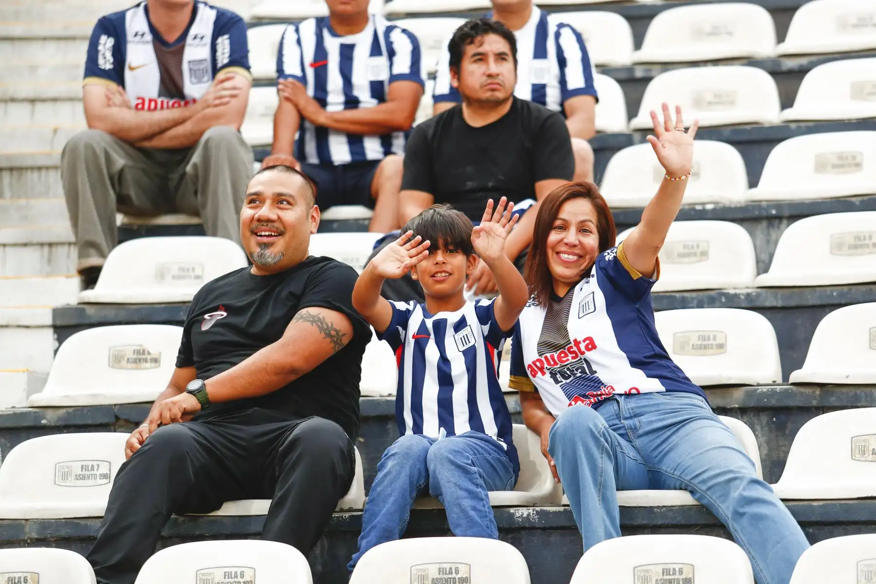 Decenas de hinchas de Alianza Lima acuden al estadio Alejandro Villanueva de La Victoria el miércoles 11 de febrero de 2026 para alentar a su equipo ante su partido de vuelta contra el 2 de Mayo de Paraguay por la primera fase de clasificación a la Copa Libertadores 2026. Foto: ANDINA/Daniel Bracamonte