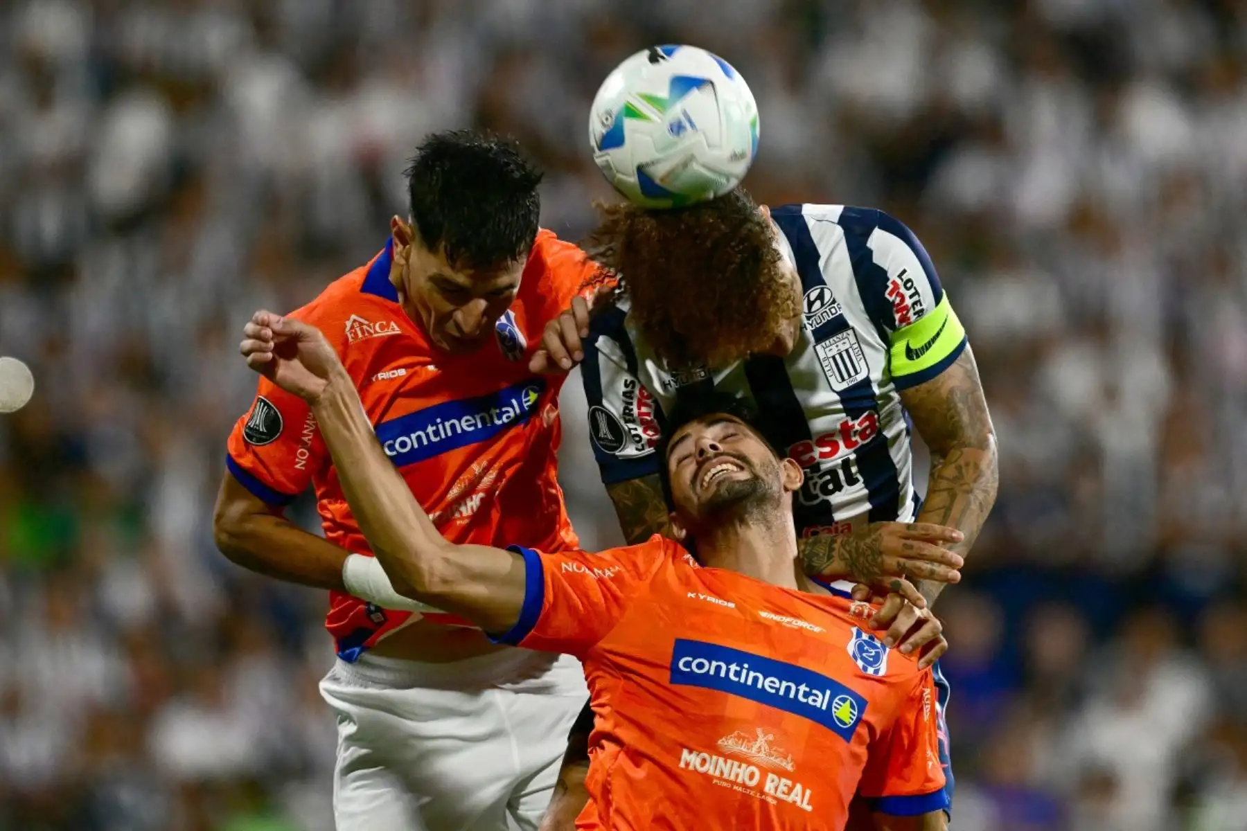 El defensor del 2 de Mayo  Pedro Sosa, el delantero de Alianza Lima  Paolo Guerrero y el mediocampista del 2 de Mayo  Sergio Sanabria pelean por el balón durante el partido de vuelta de la fase uno de la Copa Libertadores entre Alianza Lima de Perú y 2 de Mayo de Paraguay. Foto: AFP