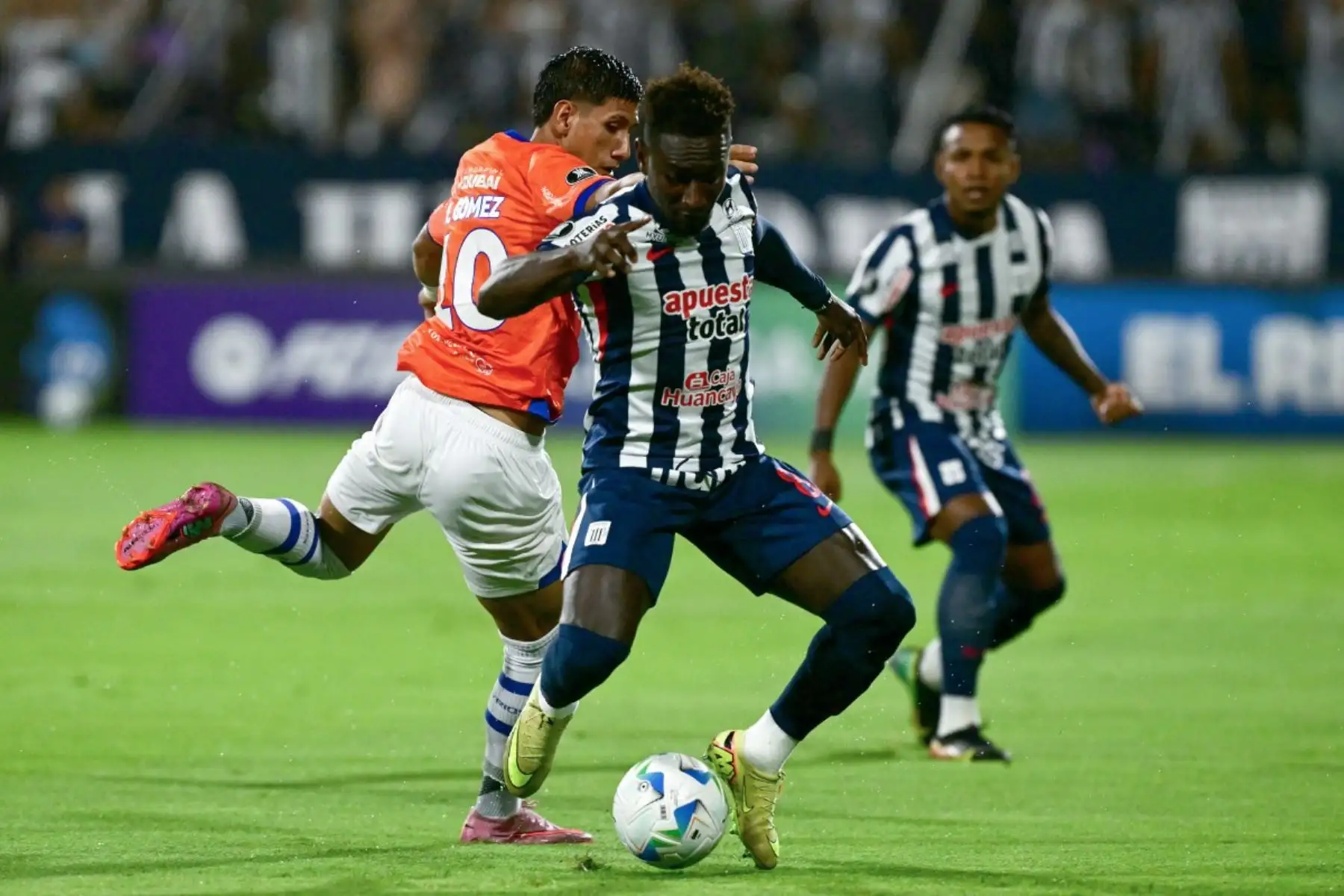 El delantero  del 2 de Mayo, Alan Gómez, y el mediocampista ecuatoriano de Alianza Lima, Eryc Castillo, luchan por el balón durante el partido de vuelta de la fase uno de la Copa Libertadores entre Alianza Lima de Perú y 2 de Mayo de Paraguay. AFP