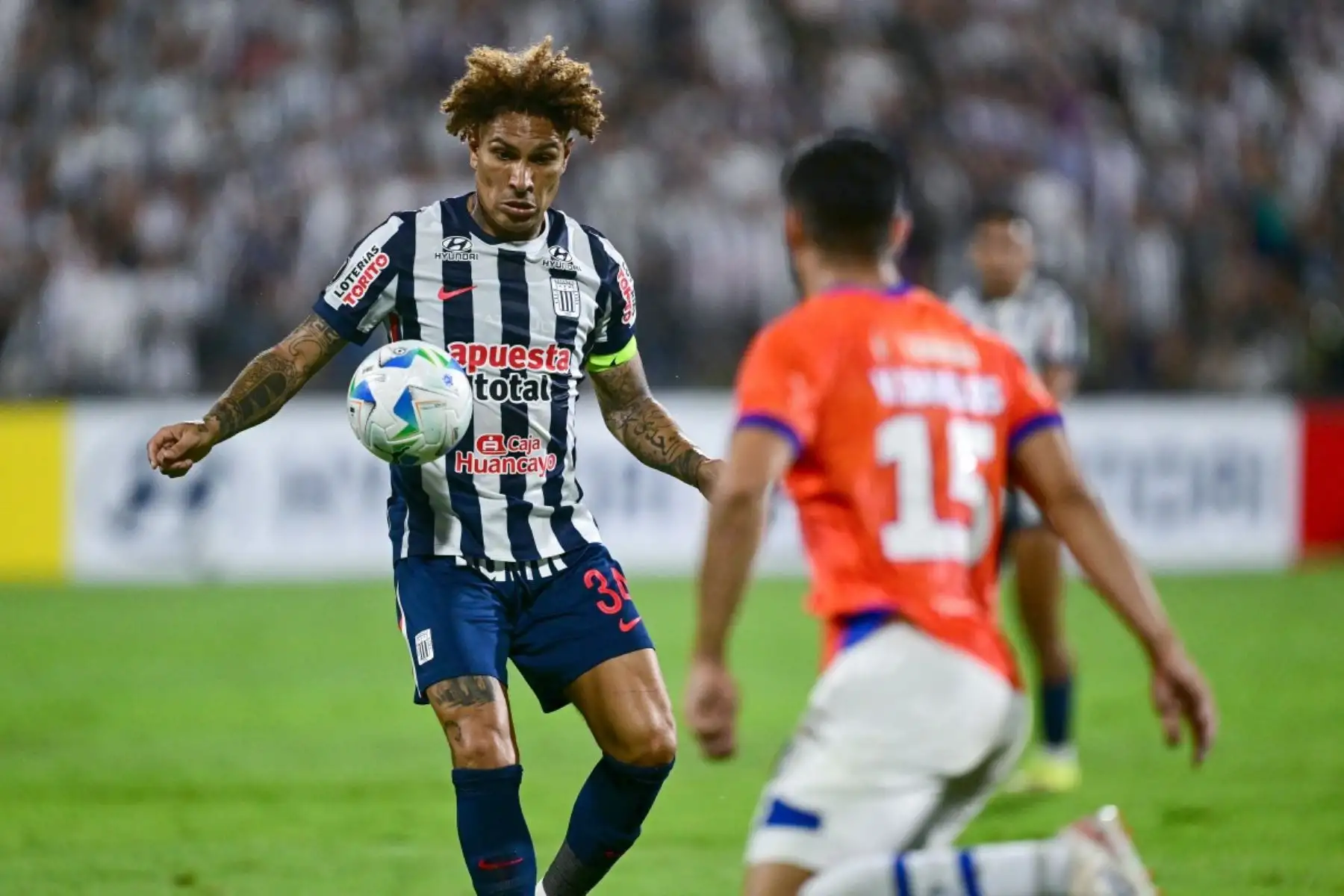 El delantero de Alianza Lima, Paolo Guerrero, controla el balón durante el partido de vuelta de la fase uno de la Copa Libertadores entre Alianza Lima de Perú y 2 de Mayo de Paraguay. AFP