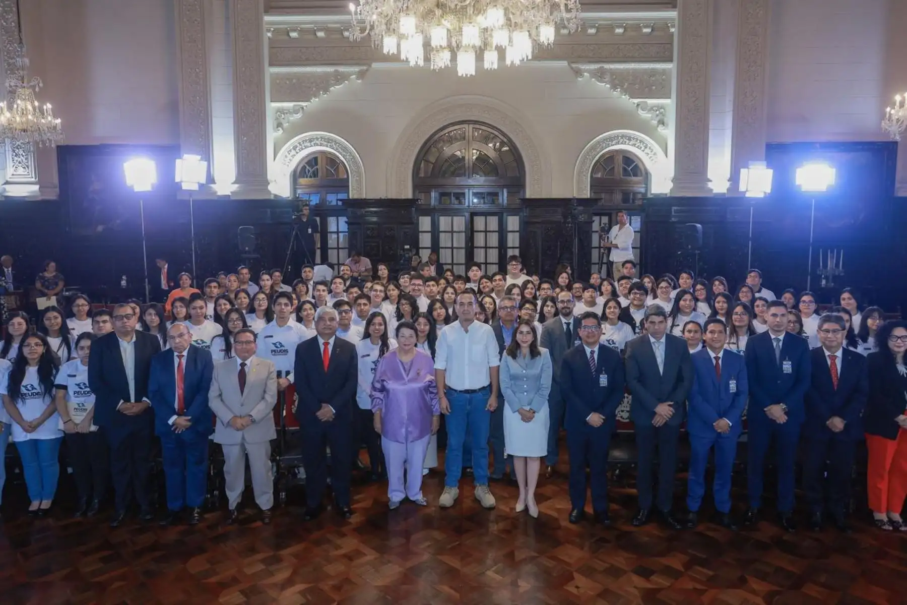 El presidente de la república, José Jerí, dio inicio al Programa de Extensión Universitaria en Desarrollo e Inclusión Social (PEUDIS), en el que 300 personas aprenderán sobre el funcionamiento de las intervenciones del Estado y su impacto en la mejora de la calidad de vida de la población.  Foto: ANDINA/Prensa Presidencia