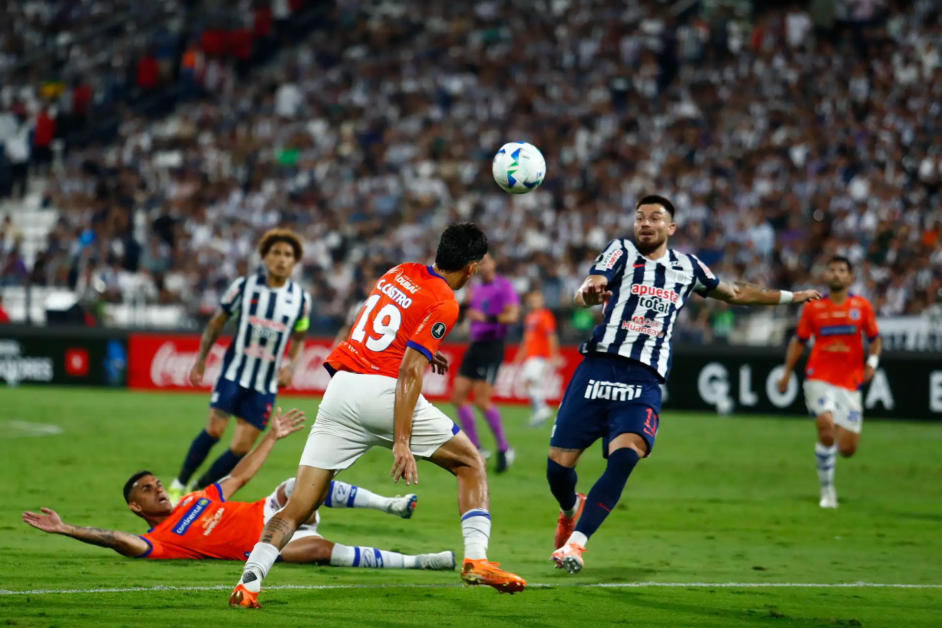 Alianza Lima de Perú empata 1-1 con el 2 de Mayo de Paraguay en el estadio Alejandro Villanueva de La Victoria el miércoles 11 de febrero de 2026 en el partido de vuelta por la primera fase de clasificación a la Copa CONMEBOL Libertadores 2026. Foto: ANDINA/Daniel Bracamonte