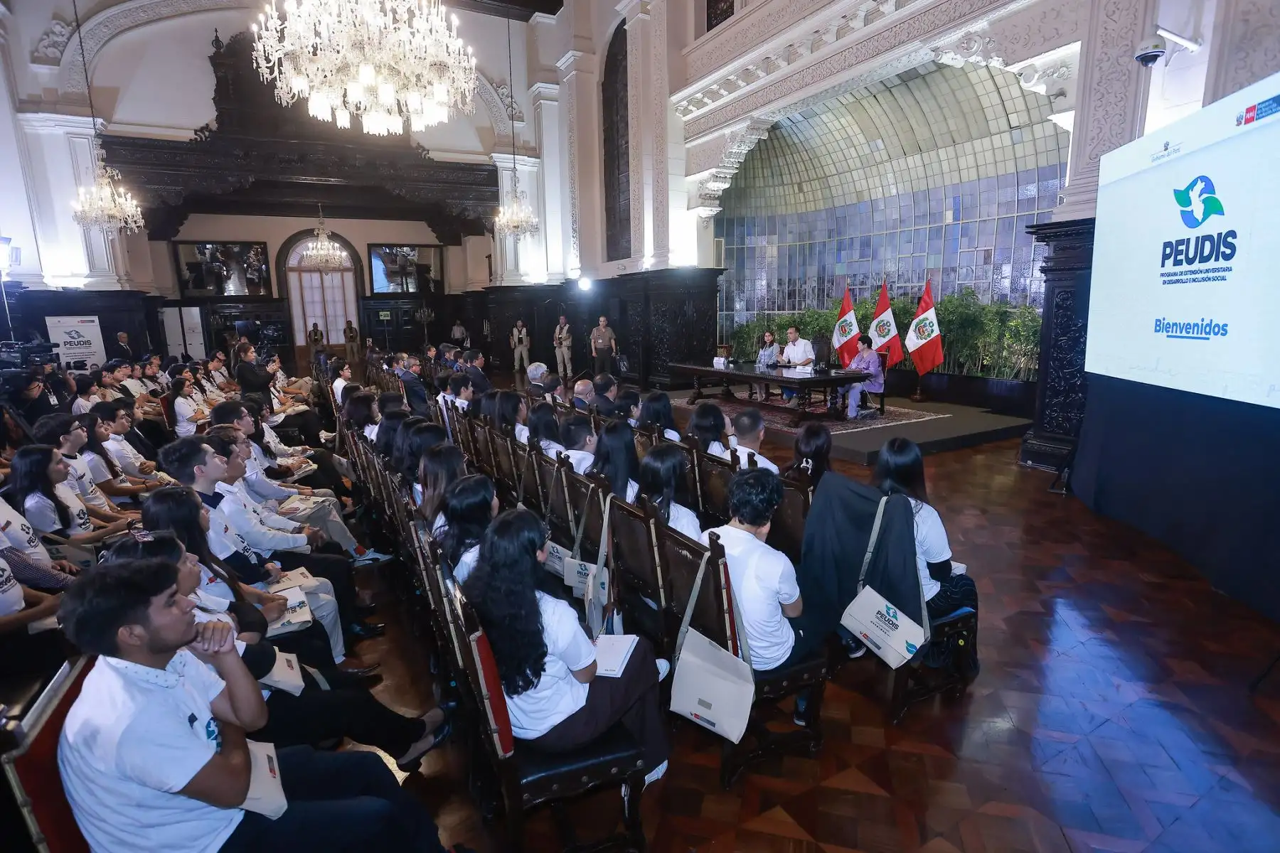 El presidente de la república, José Jerí, dio inicio al Programa de Extensión Universitaria en Desarrollo e Inclusión Social (PEUDIS), en el que 300 personas aprenderán sobre el funcionamiento de las intervenciones del Estado y su impacto en la mejora de la calidad de vida de la población.  Foto: ANDINA/Prensa Presidencia