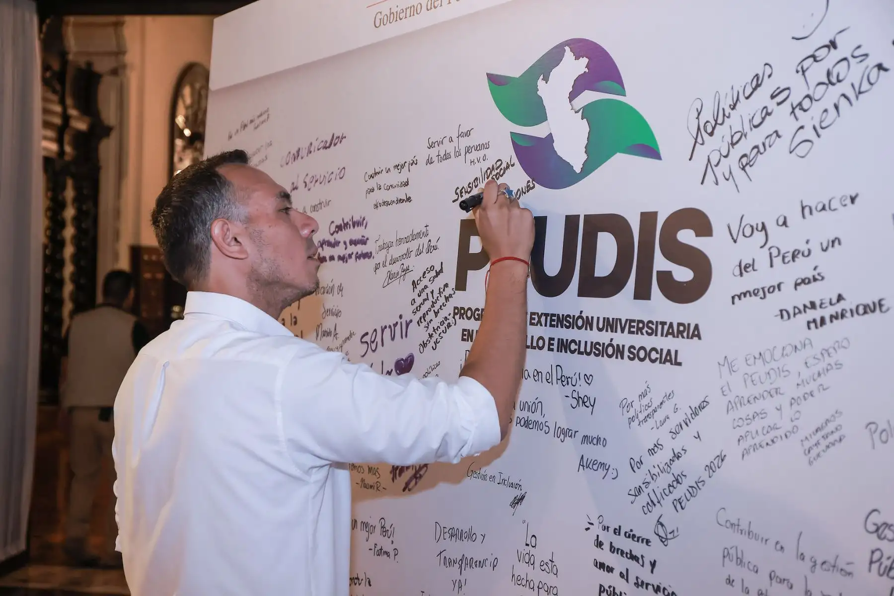 El presidente de la república, José Jerí, dio inicio al Programa de Extensión Universitaria en Desarrollo e Inclusión Social (PEUDIS), en el que 300 personas aprenderán sobre el funcionamiento de las intervenciones del Estado y su impacto en la mejora de la calidad de vida de la población.  Foto: ANDINA/Prensa Presidencia