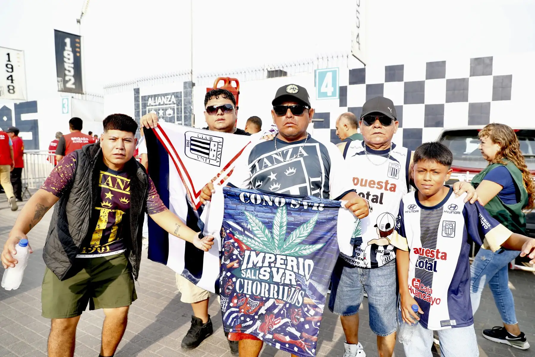 Decenas de hinchas de Alianza Lima acuden al estadio Alejandro Villanueva de La Victoria el miércoles 11 de febrero de 2026 para alentar a su equipo ante su partido de vuelta contra el 2 de Mayo de Paraguay por la primera fase de clasificación a la Copa Libertadores 2026. Foto: ANDINA/Daniel Bracamonte