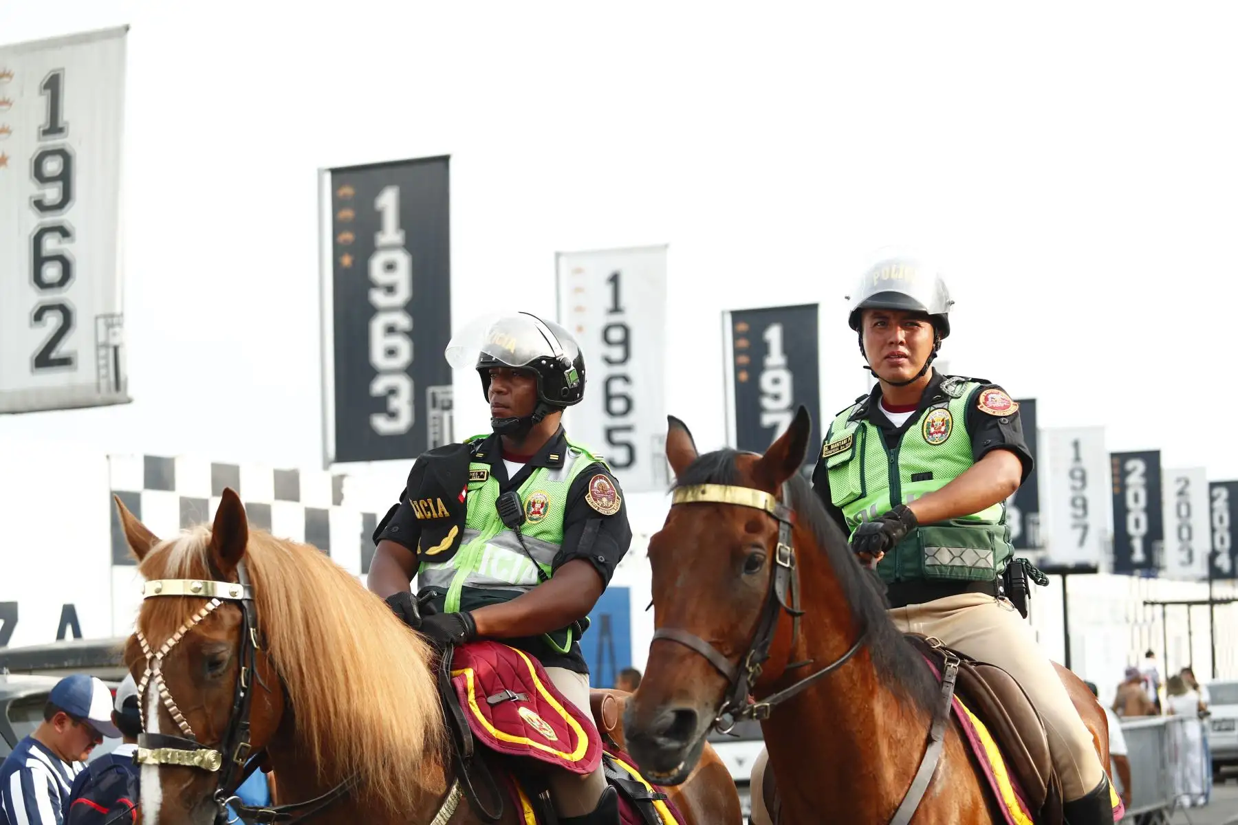 Decenas de hinchas de Alianza Lima acuden al estadio Alejandro Villanueva de La Victoria el miércoles 11 de febrero de 2026 para alentar a su equipo ante su partido de vuelta contra el 2 de Mayo de Paraguay por la primera fase de clasificación a la Copa Libertadores 2026. Foto: ANDINA/Daniel Bracamonte