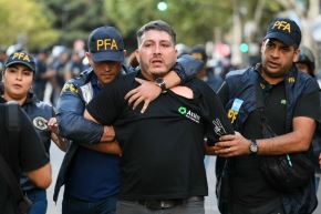 La protesta, convocada por los sindicatos contra la reforma laboral, terminó en una batalla campal en la ciudad de Buenos Aires. Foto: AFP