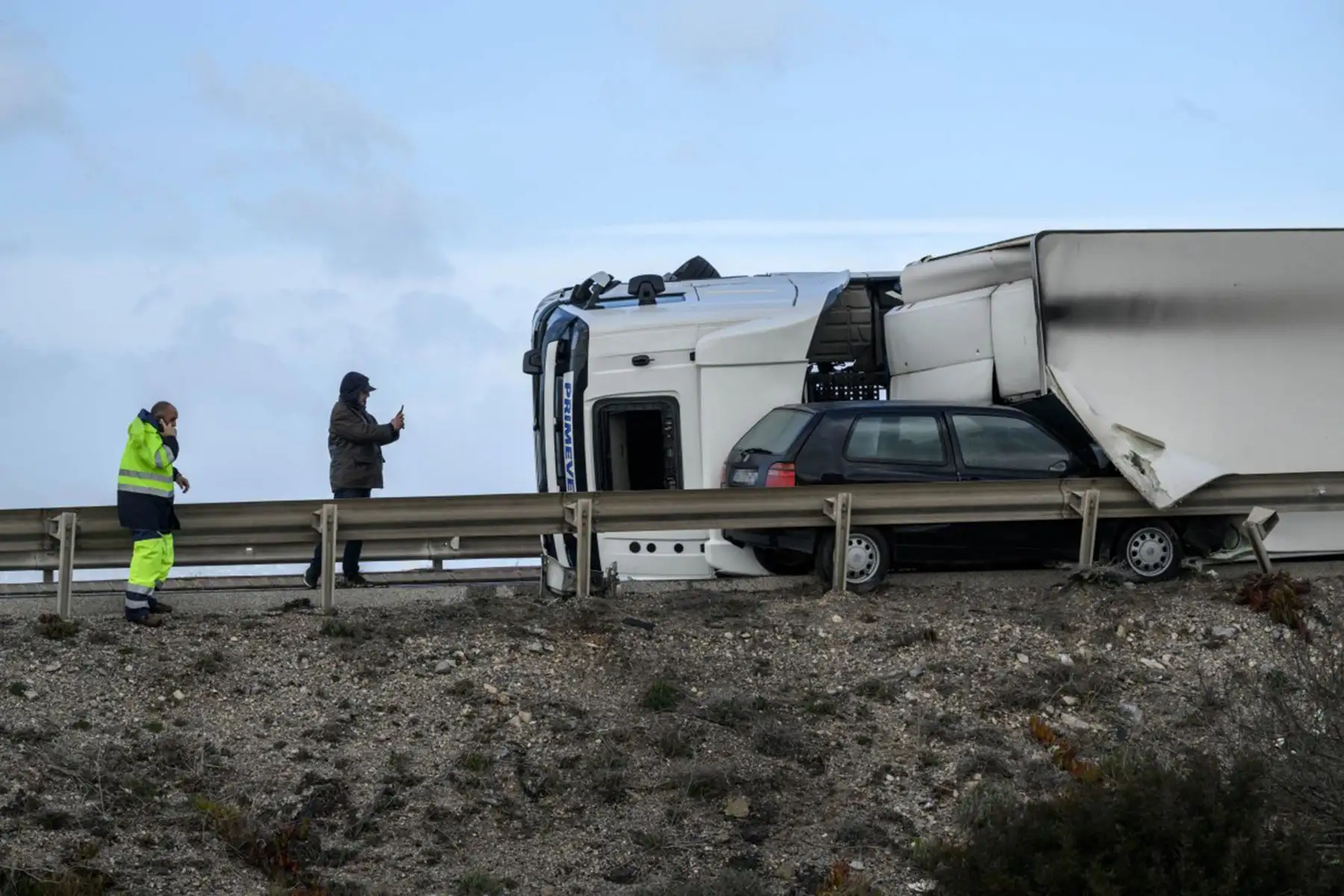 Un camión queda volcado por los fuertes vientos provocados por la tormenta Nils en las inmediaciones de Leucate, en el suroeste de Francia. Con ráfagas que superaron los 160 km/h, el temporal dejó un fallecido en la región de Landes y daños en varias zonas del país, además de cerca de 850 mil hogares sin suministro eléctrico, especialmente en el suroeste.
Foto: AFP