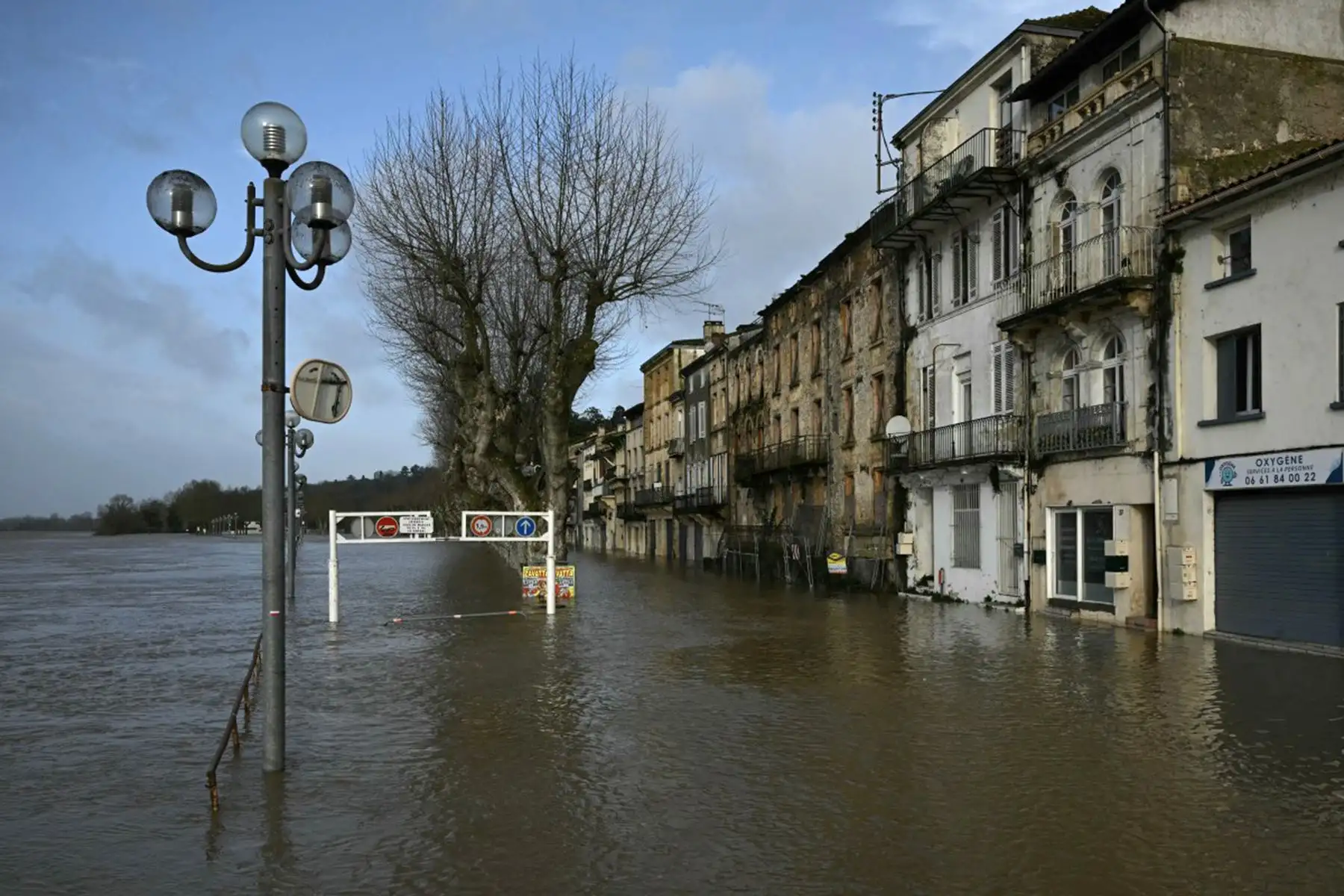 La tormenta Nils provocó inundaciones, caída de árboles y cortes masivos de electricidad en el sur de Francia, dejando a cientos de miles de hogares sin suministro. Foto: AFP