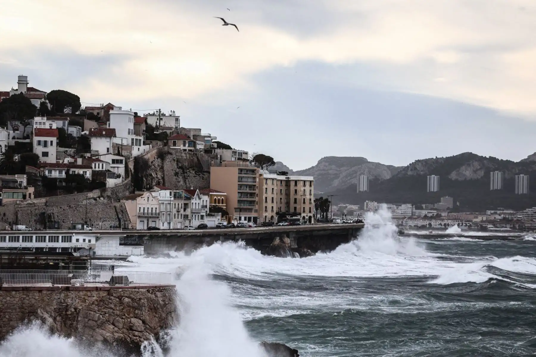 Autoridades activaron alertas rojas por crecidas de ríos, fuertes vientos y riesgo de avalanchas en varias zonas del país. Foto: AFP