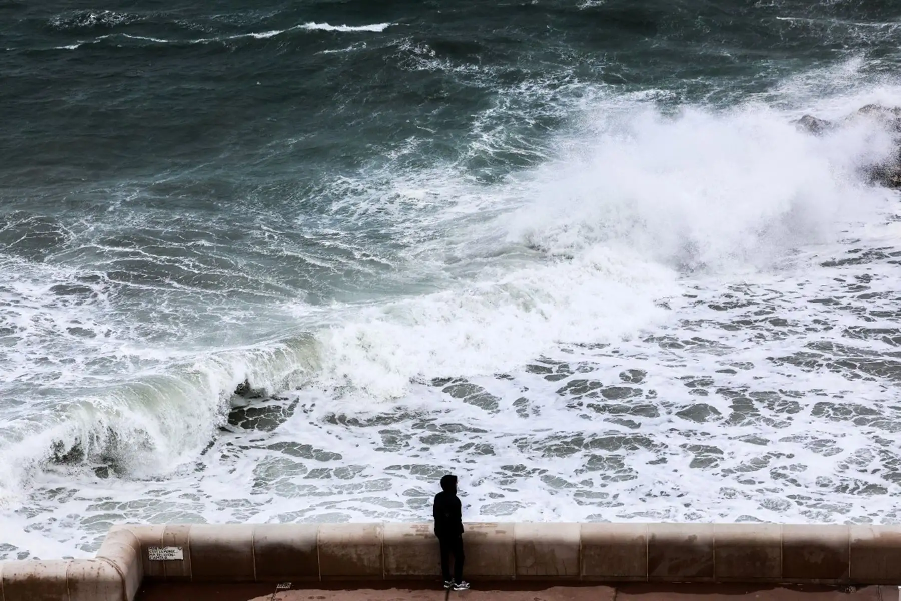 Autoridades activaron alertas rojas por crecidas de ríos, fuertes vientos y riesgo de avalanchas en varias zonas del país. Foto: AFP