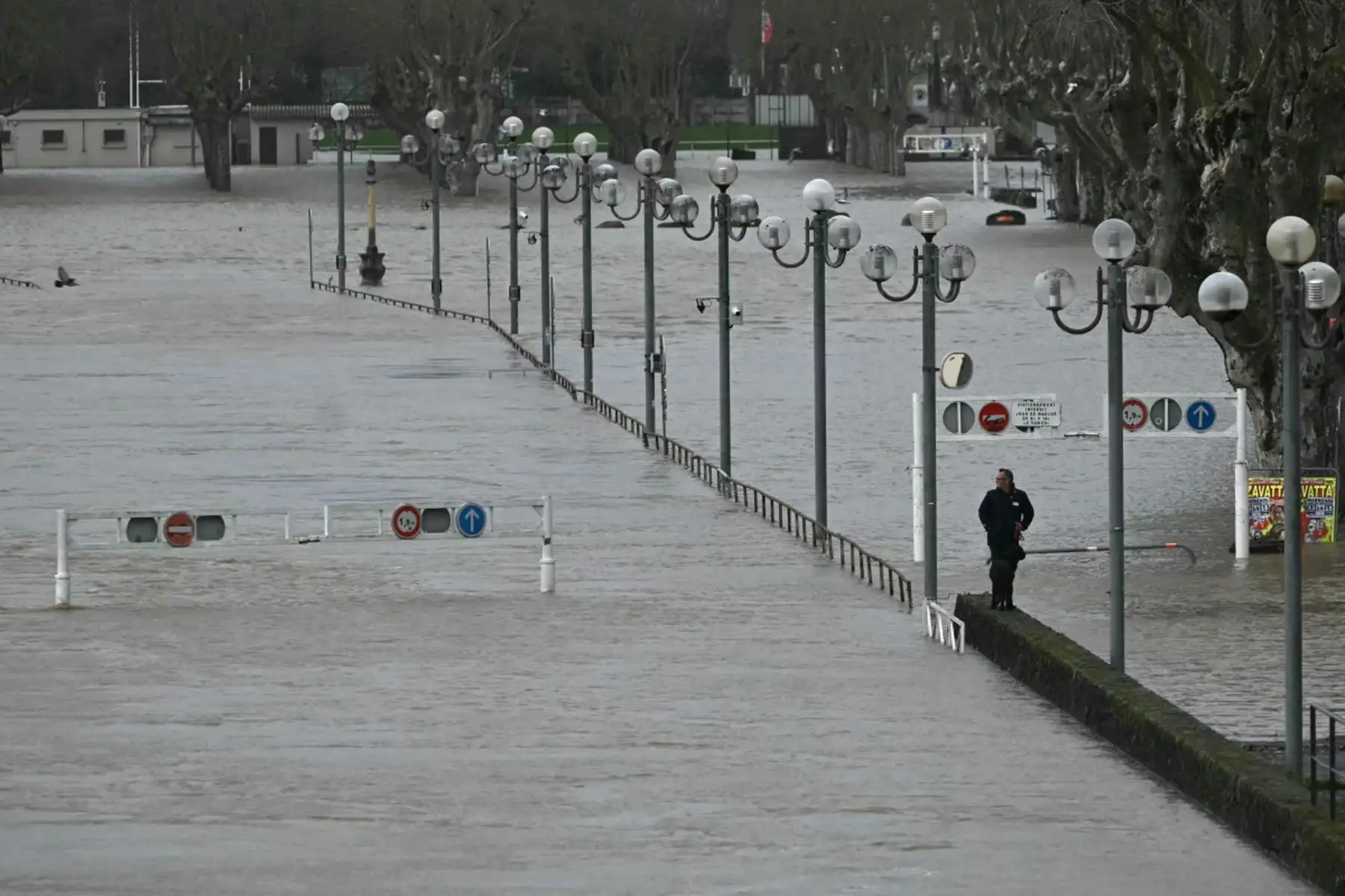 Autoridades activaron alertas rojas por crecidas de ríos, fuertes vientos y riesgo de avalanchas en varias zonas del país. Foto: AFP