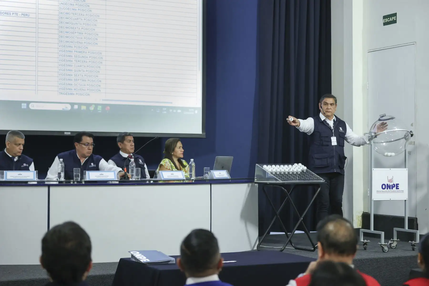 La ubicación que ocuparán las 38 organizaciones políticas en las cédulas de sufragio que usarán los peruanos para emitir sus votos en las Elecciones Generales 2026, se definió mediante dos sorteos organizados por la ONPE. El sorteo se realizó con la presencia de un notario público y los personeros de los partidos. Foto: ANDINA/Jhonel Rodríguez Robles