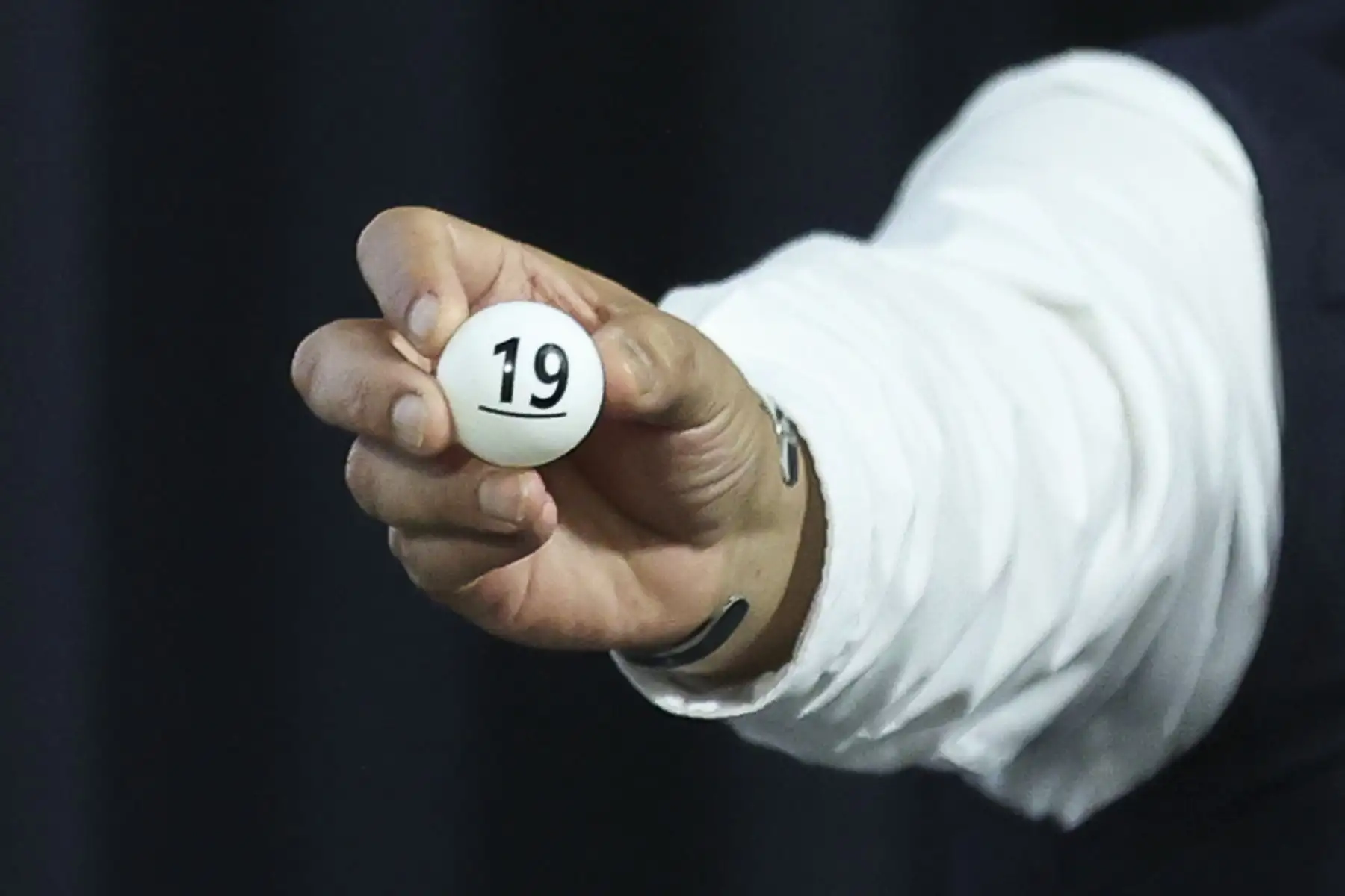 La ubicación que ocuparán las 38 organizaciones políticas en las cédulas de sufragio que usarán los peruanos para emitir sus votos en las Elecciones Generales 2026, se definió mediante dos sorteos organizados por la ONPE. El sorteo se realizó con la presencia de un notario público y los personeros de los partidos. Foto: ANDINA/Jhonel Rodríguez Robles