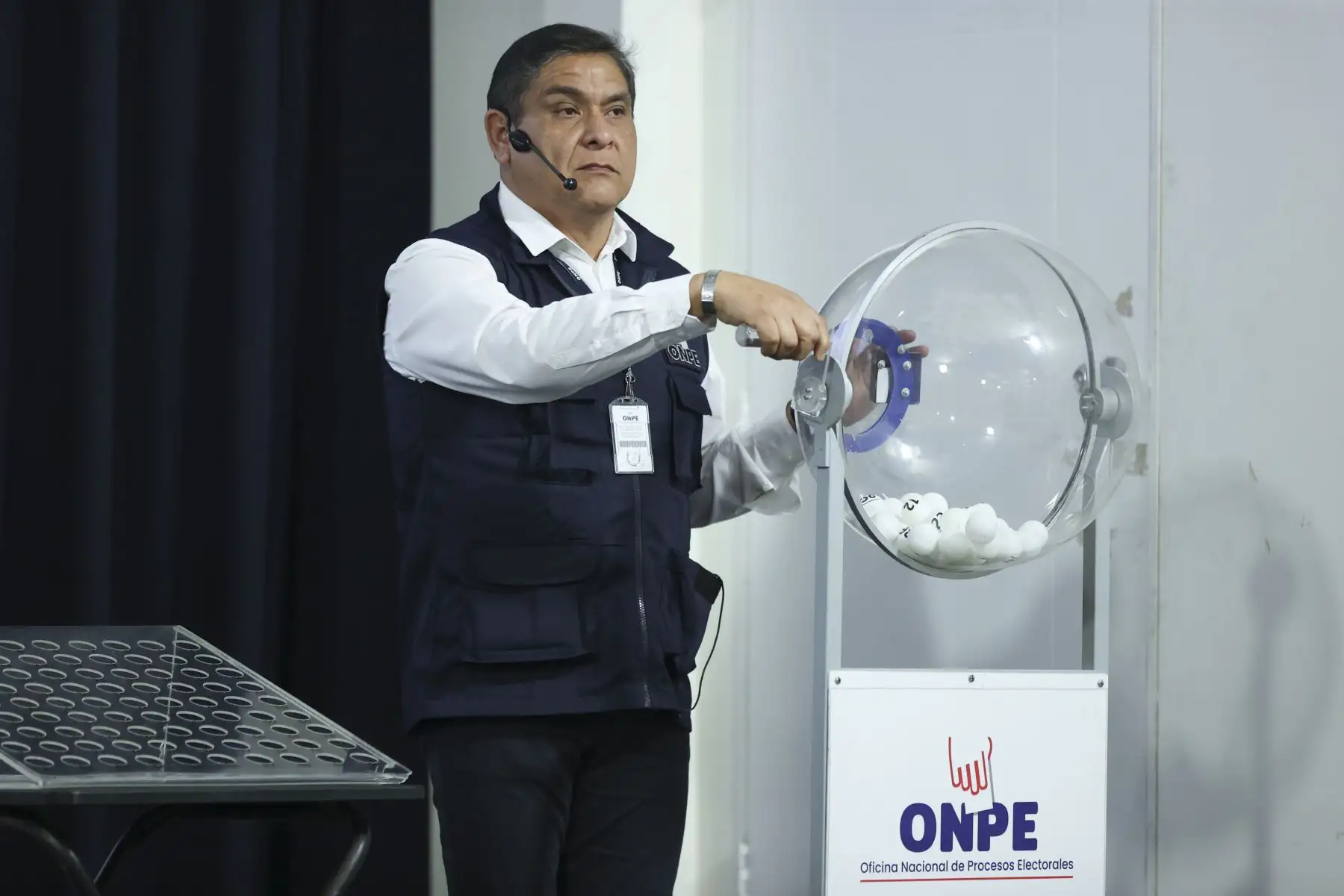 La ubicación que ocuparán las 38 organizaciones políticas en las cédulas de sufragio que usarán los peruanos para emitir sus votos en las Elecciones Generales 2026, se definió mediante dos sorteos organizados por la ONPE. El sorteo se realizó con la presencia de un notario público y los personeros de los partidos. Foto: ANDINA/Jhonel Rodríguez Robles