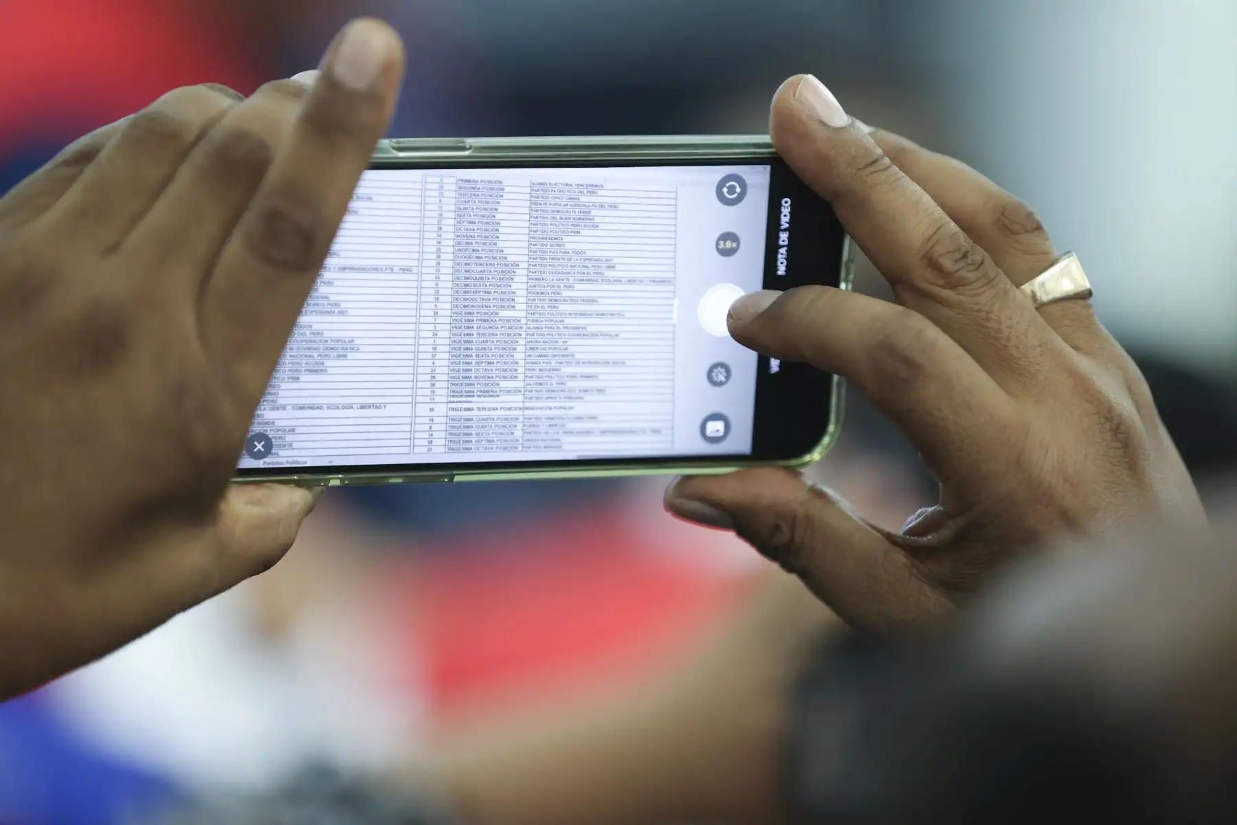 La ubicación que ocuparán las 38 organizaciones políticas en las cédulas de sufragio que usarán los peruanos para emitir sus votos en las Elecciones Generales 2026, se definió mediante dos sorteos organizados por la ONPE. El sorteo se realizó con la presencia de un notario público y los personeros de los partidos. Foto: ANDINA/Jhonel Rodríguez Robles