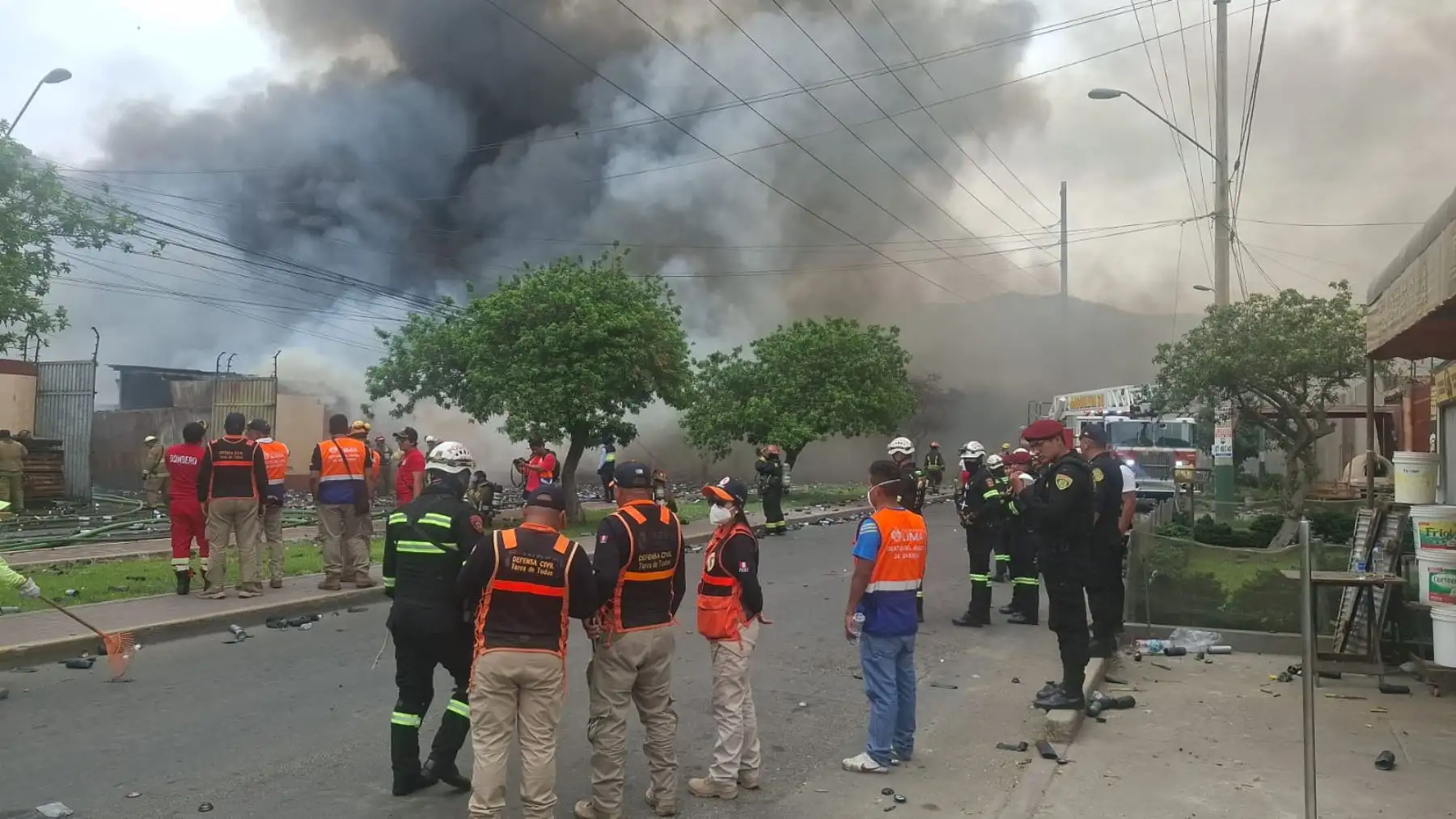 Incendio de grandes proporciones registrado en un almacén de aerosoles ubicado en Huachipa, en el distrito de Lurigancho-Chosica. Foto: ANDINA/ Héctor Vinces