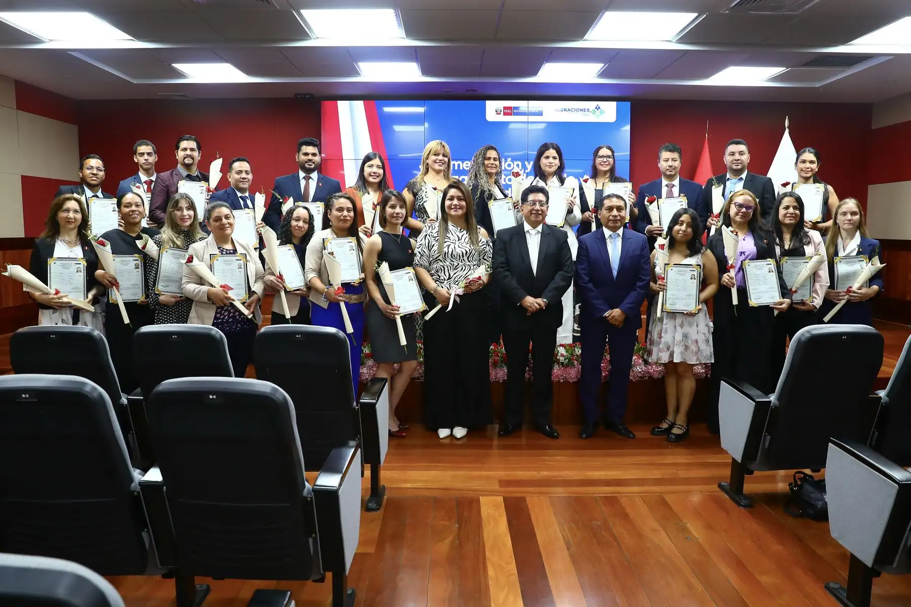 Tras la juramentación, los ciudadanos recibirán el Título de la Nacionalidad Peruana, documento que oficializa su nueva condición legal.
Foto: ANDINA/Verónica Calderón Zúñiga