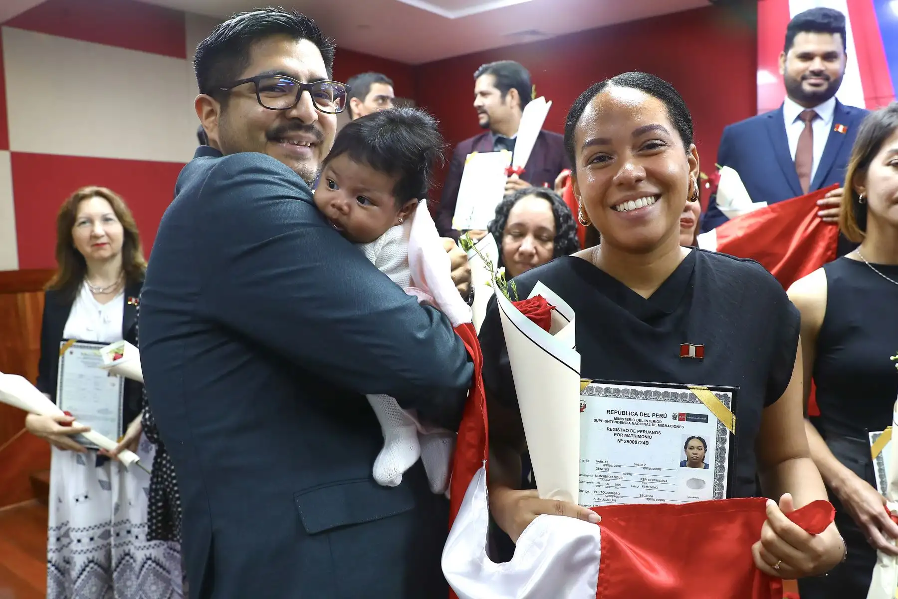 Familias acompañan entre abrazos y aplausos, celebrando la culminación de un proceso largo como es el caso de Génesis Vargas Valdez.
Foto: ANDINA/Verónica Calderón Zúñiga