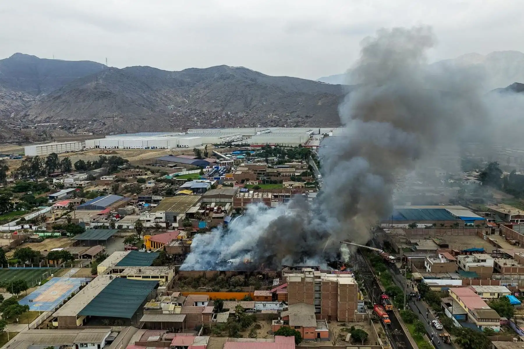 Más de 20 unidades de bomberos atienden un incendio de gran magnitud en un almacén de aerosoles en Huachipa, Lurigancho-Chosica, debido a constantes explosiones en el interior del local. Foto: ANDINA/ Juan Carlos Guzmán
