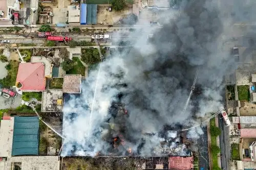 Más de 20 unidades de bomberos combaten incendio en depósito de aerosoles en Huachipa
