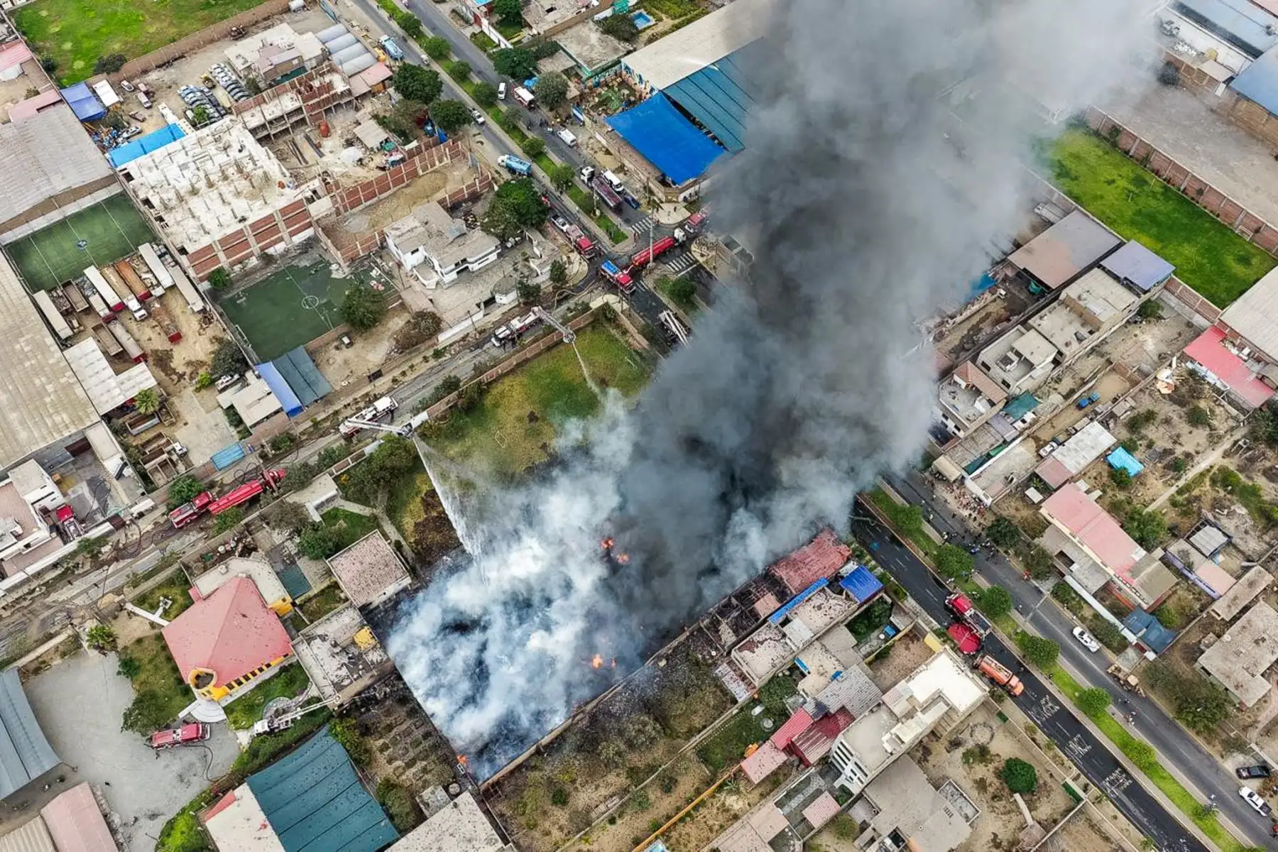 El siniestro se registra en un inmueble ubicado en la avenida Los Canarios, en una zona con viviendas y fábricas. Foto: ANDINA/ Juan Carlos Guzmán