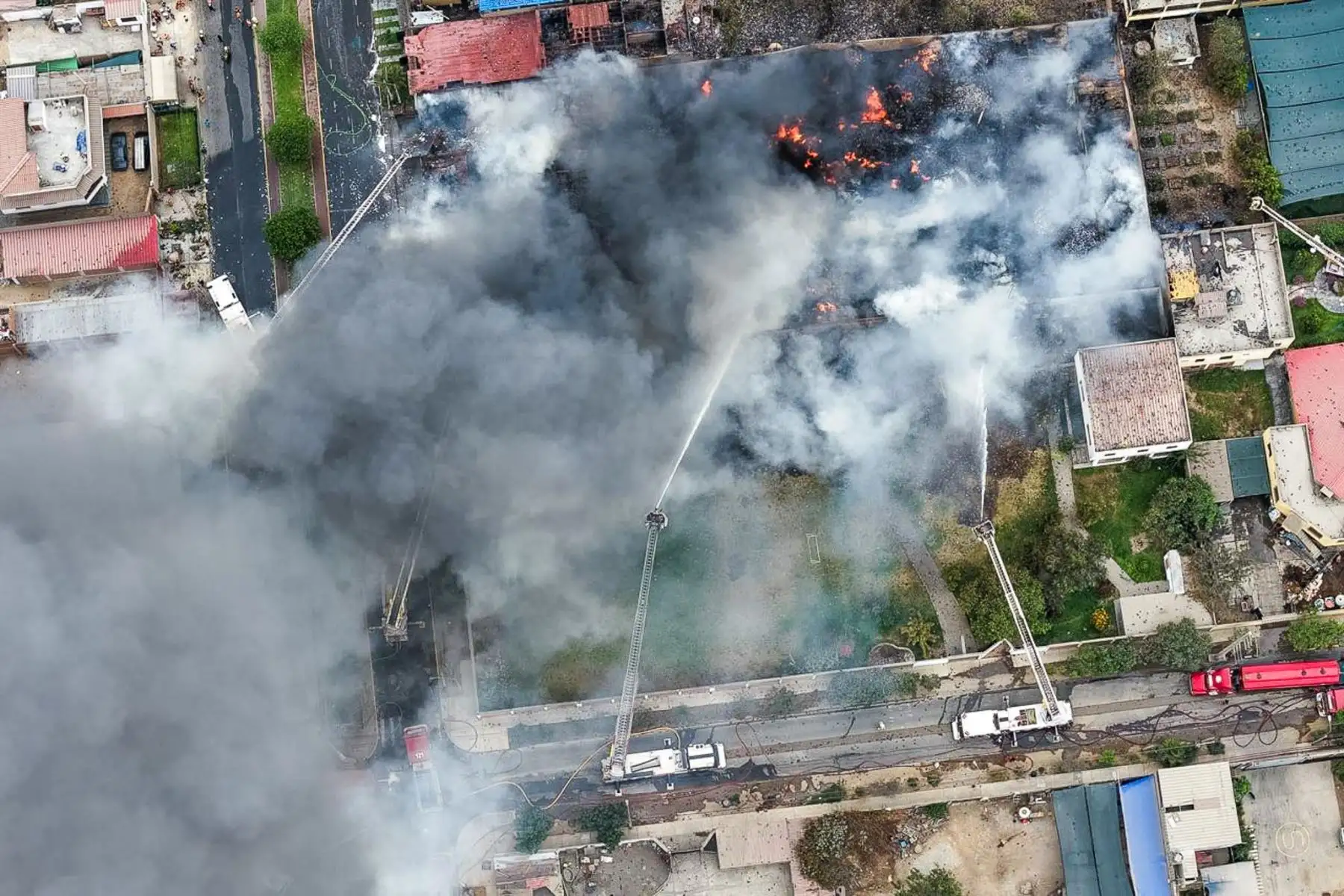El siniestro se registra en un inmueble ubicado en la avenida Los Canarios, en una zona con viviendas y fábricas. Foto: ANDINA/ Juan Carlos Guzmán