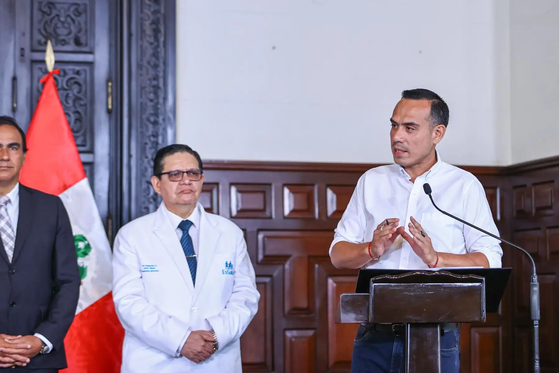 El presidente de la República, José Jerí, participó en la firma del acta de entendimiento entre el Ministerio de Salud (Minsa) y EsSalud, realizada en Palacio de Gobierno, para fortalecer los servicios de salud a nivel nacional. Foto: ANDINA/Prensa Presidencia