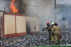Imagen de cómo las latas de aerosol quedaron regadas en los exteriores del local clandestino incendiado. Foto: ANDINA/Héctor Vinces