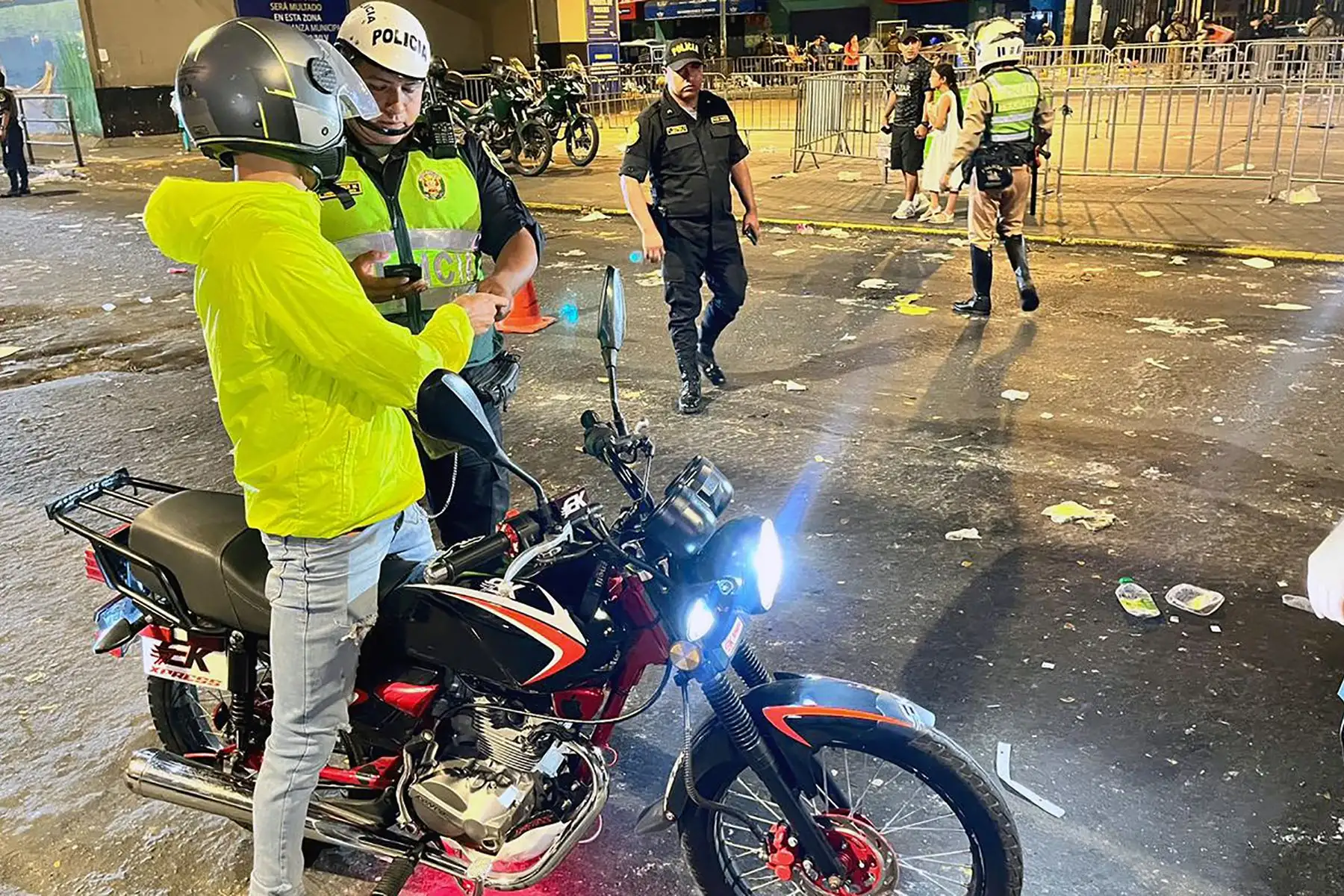 Efectivos policiales realizaron control de identidad y revisión de vehículos en la avenida Aviación y alrededores de la estación Gamarra del Metro de Lima. Foto: Difusión