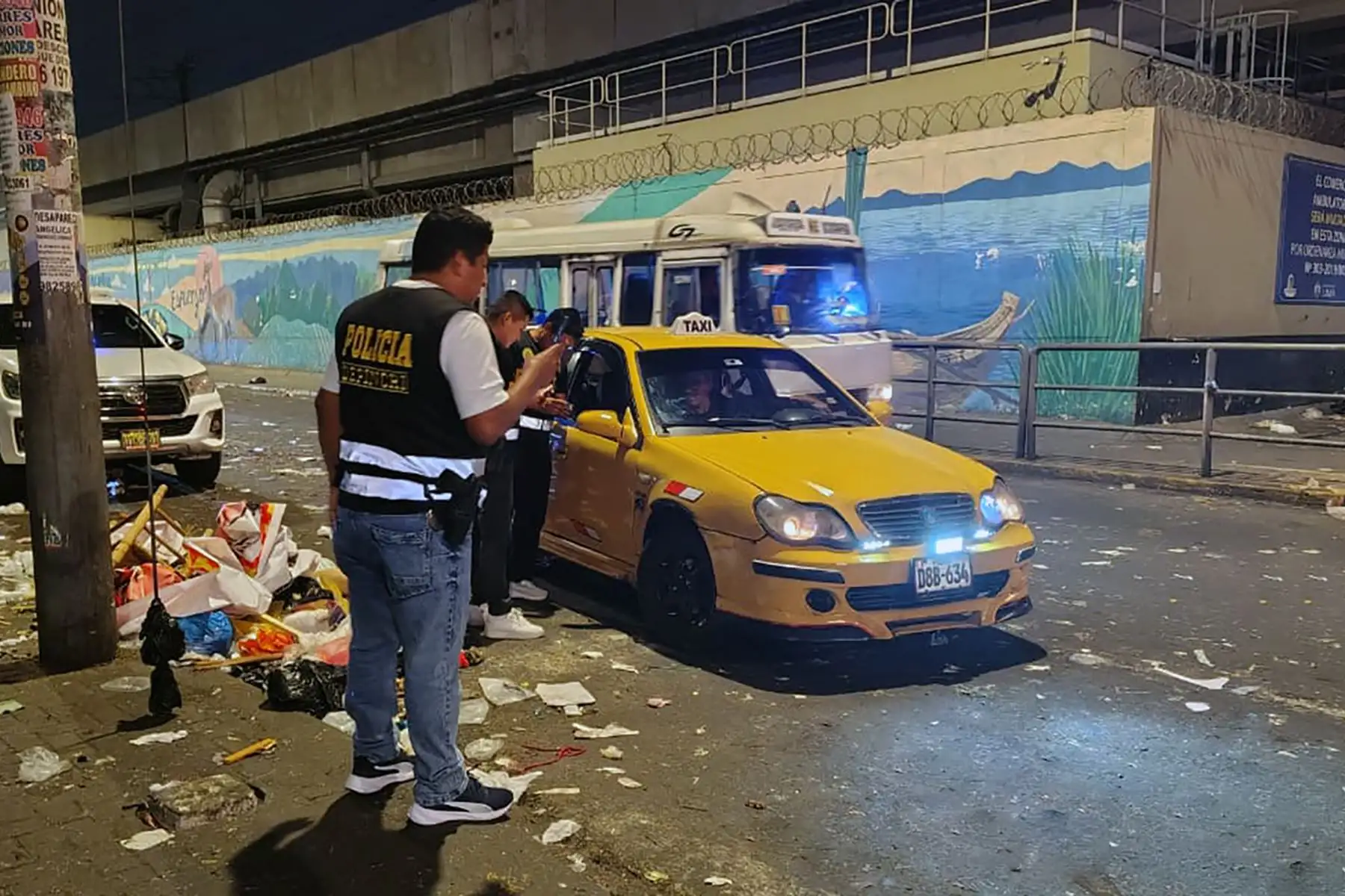 Efectivos policiales realizaron control de identidad y revisión de vehículos en la avenida Aviación y alrededores de la estación Gamarra del Metro de Lima. Foto: Difusión