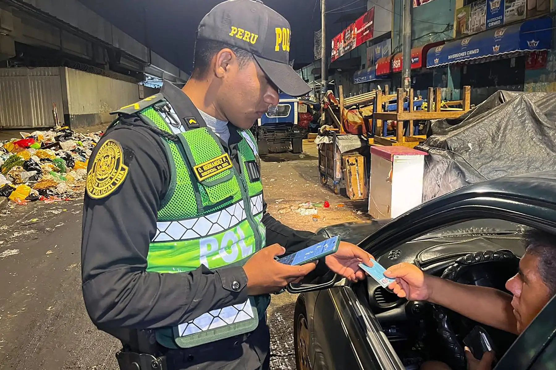 Efectivos policiales realizaron control de identidad y revisión de vehículos en la avenida Aviación y alrededores de la estación Gamarra del Metro de Lima. Foto: Difusión