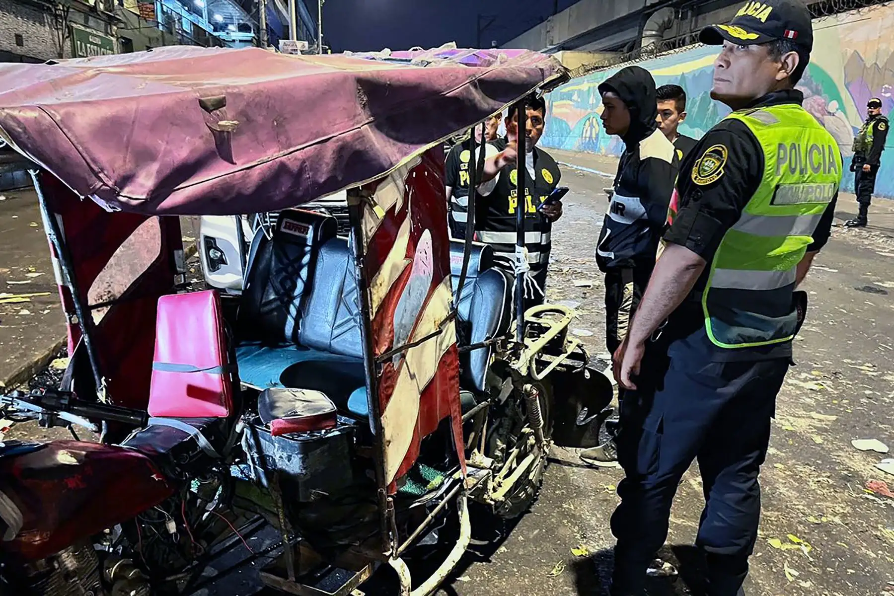 Efectivos policiales realizaron control de identidad y revisión de vehículos en la avenida Aviación y alrededores de la estación Gamarra del Metro de Lima. Foto: Difusión