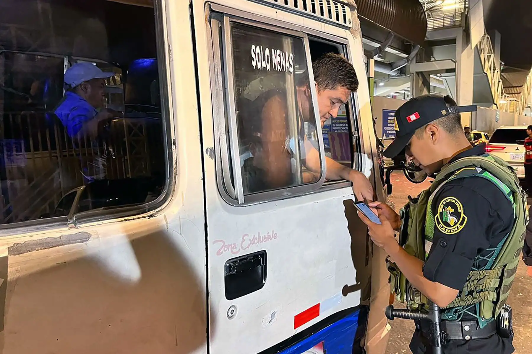 Efectivos policiales realizaron control de identidad y revisión de vehículos en la avenida Aviación y alrededores de la estación Gamarra del Metro de Lima. Foto: Difusión