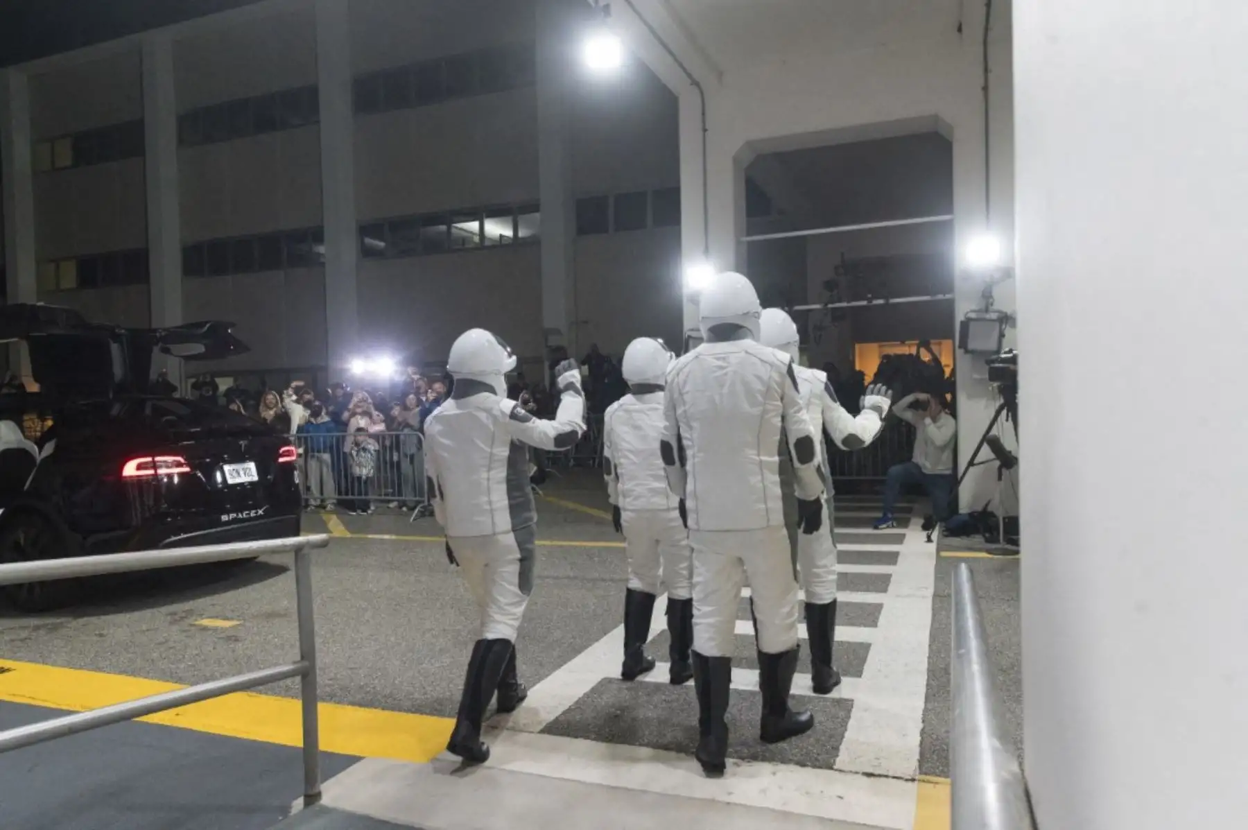 Los astronautas de la NASA Jessica Meir (centro), comandante, y Jack Hathaway (izq.), piloto; la astronauta de la ESA (Agencia Espacial Europea) Sophie Adenot (der.), y el cosmonauta de Roscosmos Andrey Fedyaev (segundo por la izq.) salen mientras se preparan para viajar al cohete Falcon 9 de SpaceX con la nave espacial Dragon de la compañía en el Complejo de Lanzamiento Espacial 40 para la misión Crew-12 en la Estación Espacial de Cabo Cañaveral en Florida, el 13 de febrero de 2026. Foto: AFP