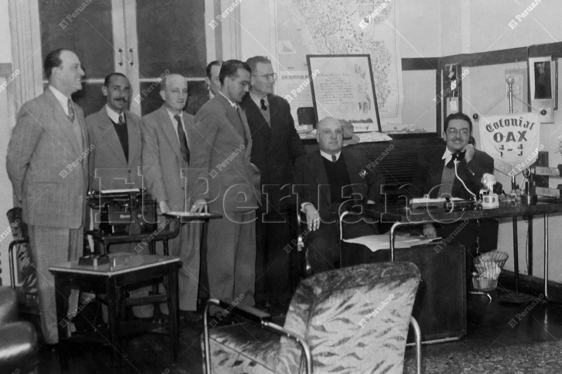 Lima - 15 junio 1948 / Radio Colonial transmite una conversación telefónica entre el director gerente de la radio, Juan Sedó, y la actriz Greer Garson desde Hollywood. De esta manera se ofrece un programa de absoluta novedad y resonancia popular. Foto: Archivo Histórico de El Peruano